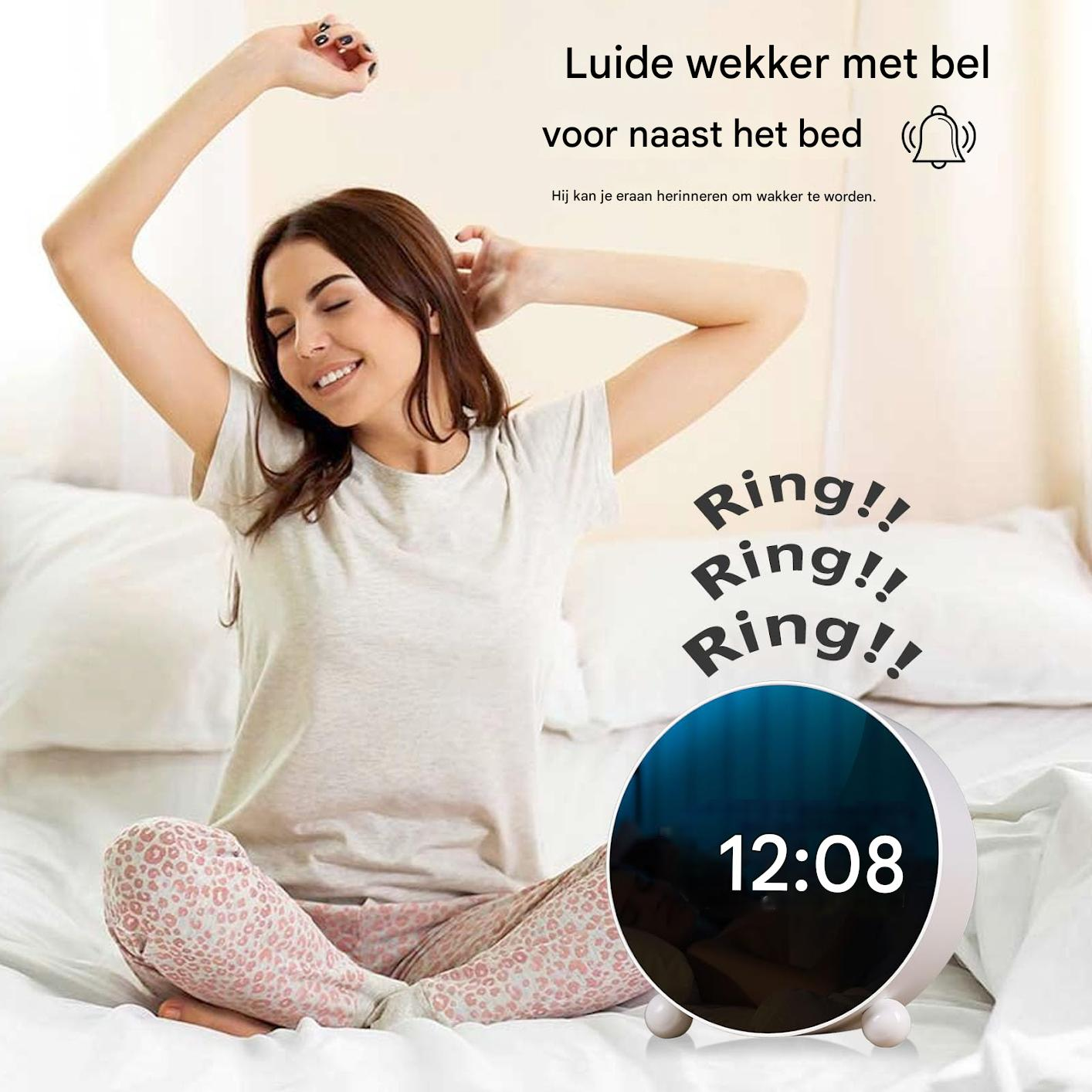 Frau streckt sich im Bett neben einem Wecker mit der Zeit 12:08.