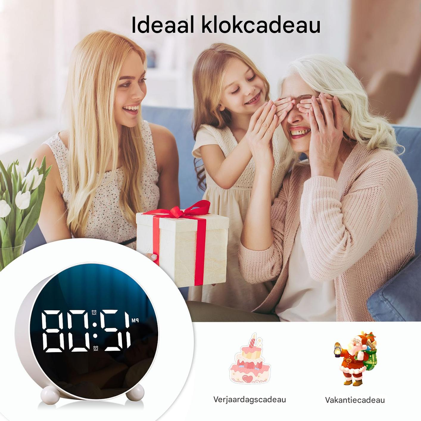 Eine Frau bedeckt die Augen einer älteren Frau, während ein Kind ein Geschenk hält.