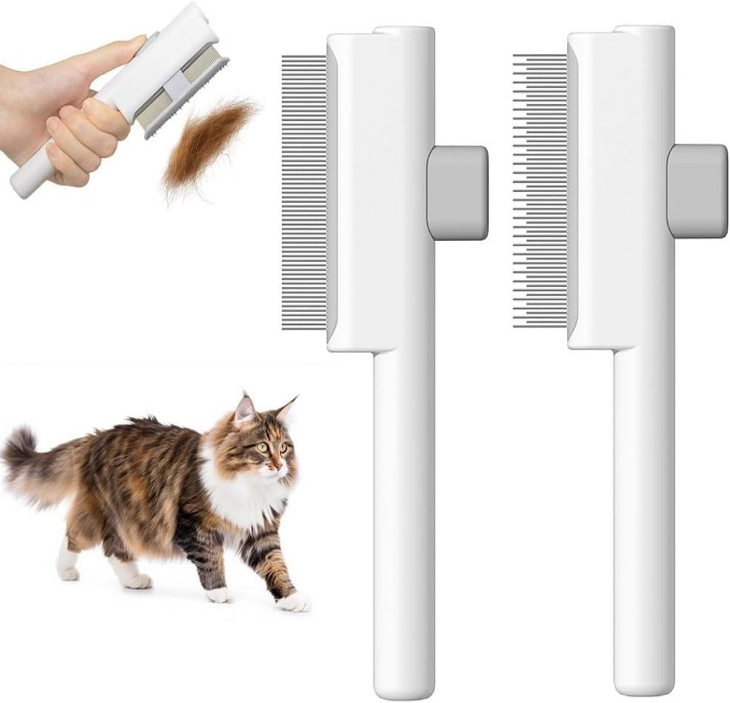 Eine Katze bürstet Fell mit einem Werkzeug, daneben zwei Bürsten.