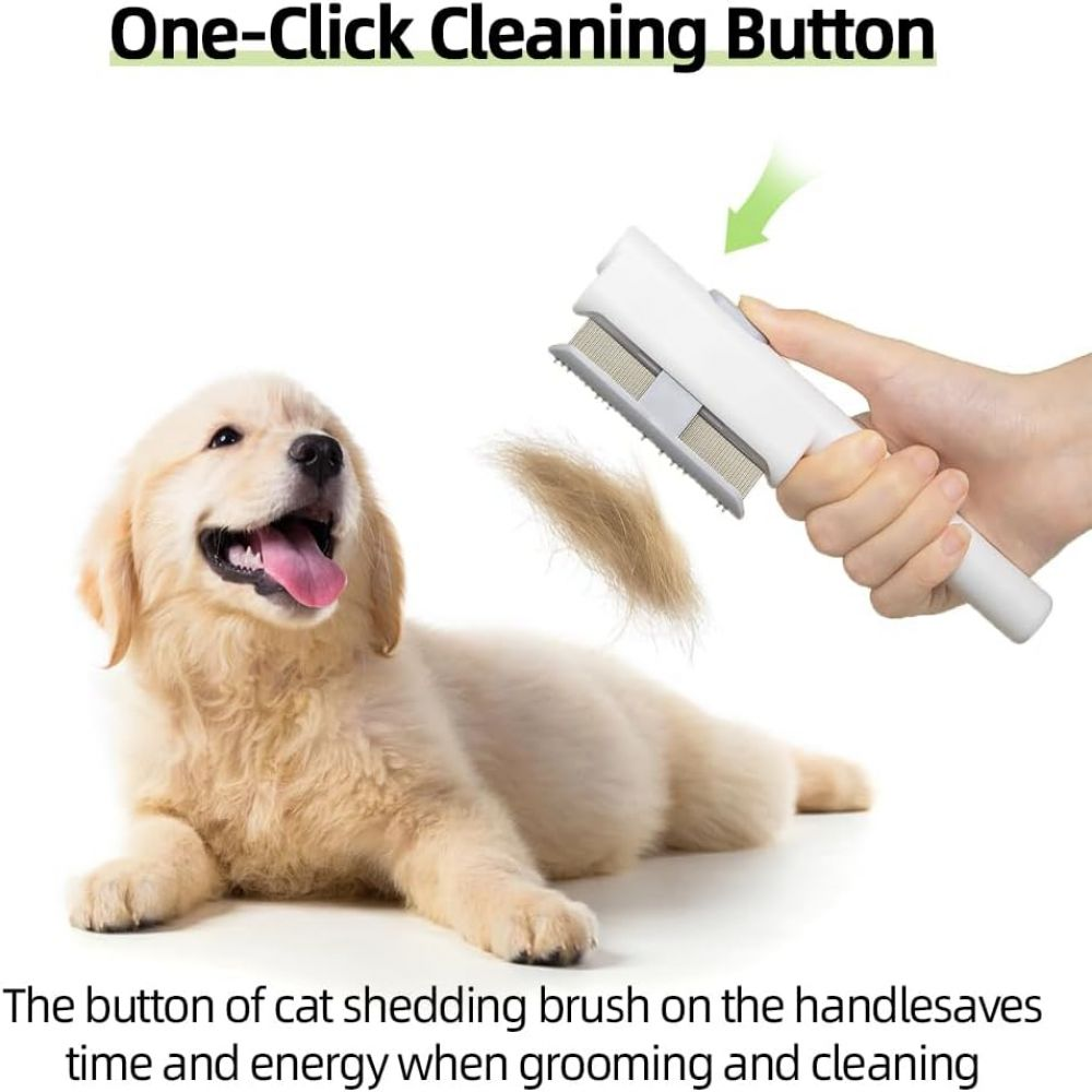 Ein Golden Retriever liegt, während eine Hand eine Bürste benutzt, um Fell zu entfernen.