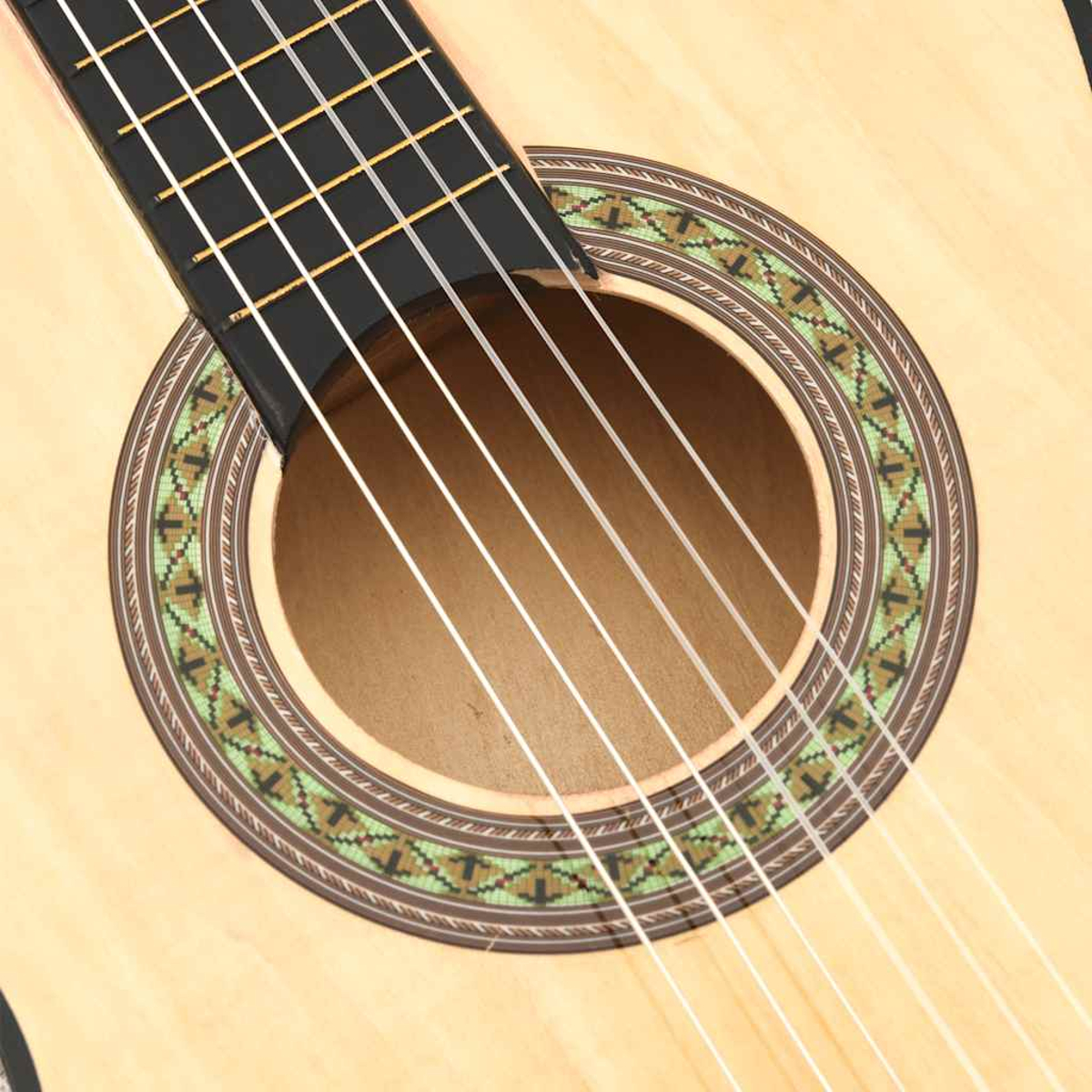 Nahaufnahme einer Gitarre mit Nylonsaiten und einem verzierten Schallloch.