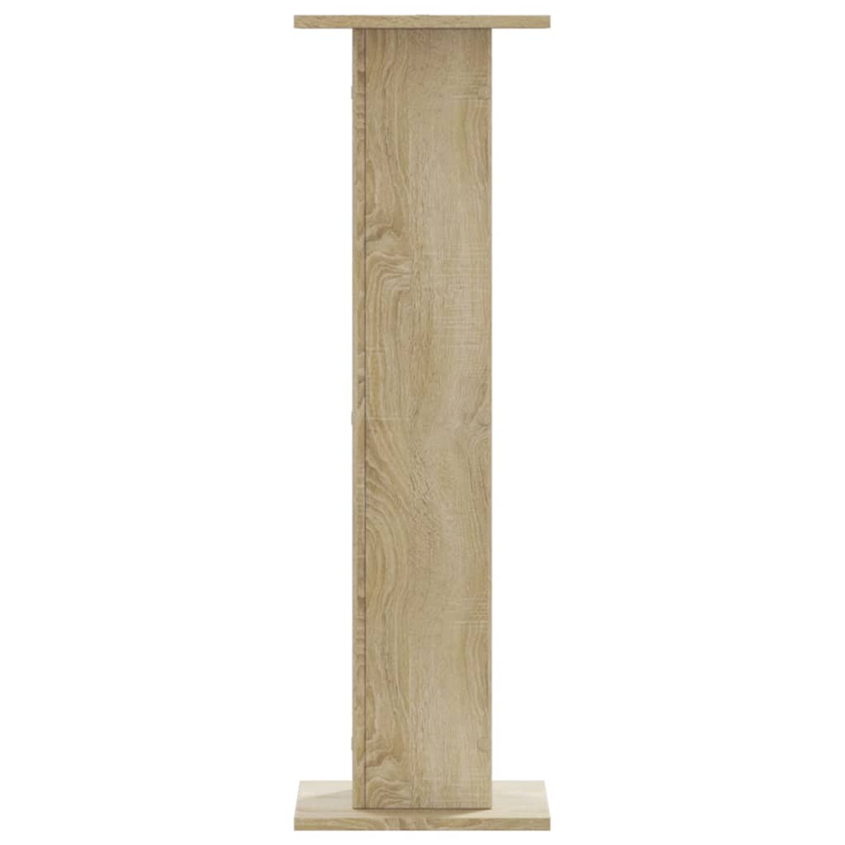 Ein schmaler, vertikaler Holzschrank mit hellem Holzdesign und weißem Hintergrund.
