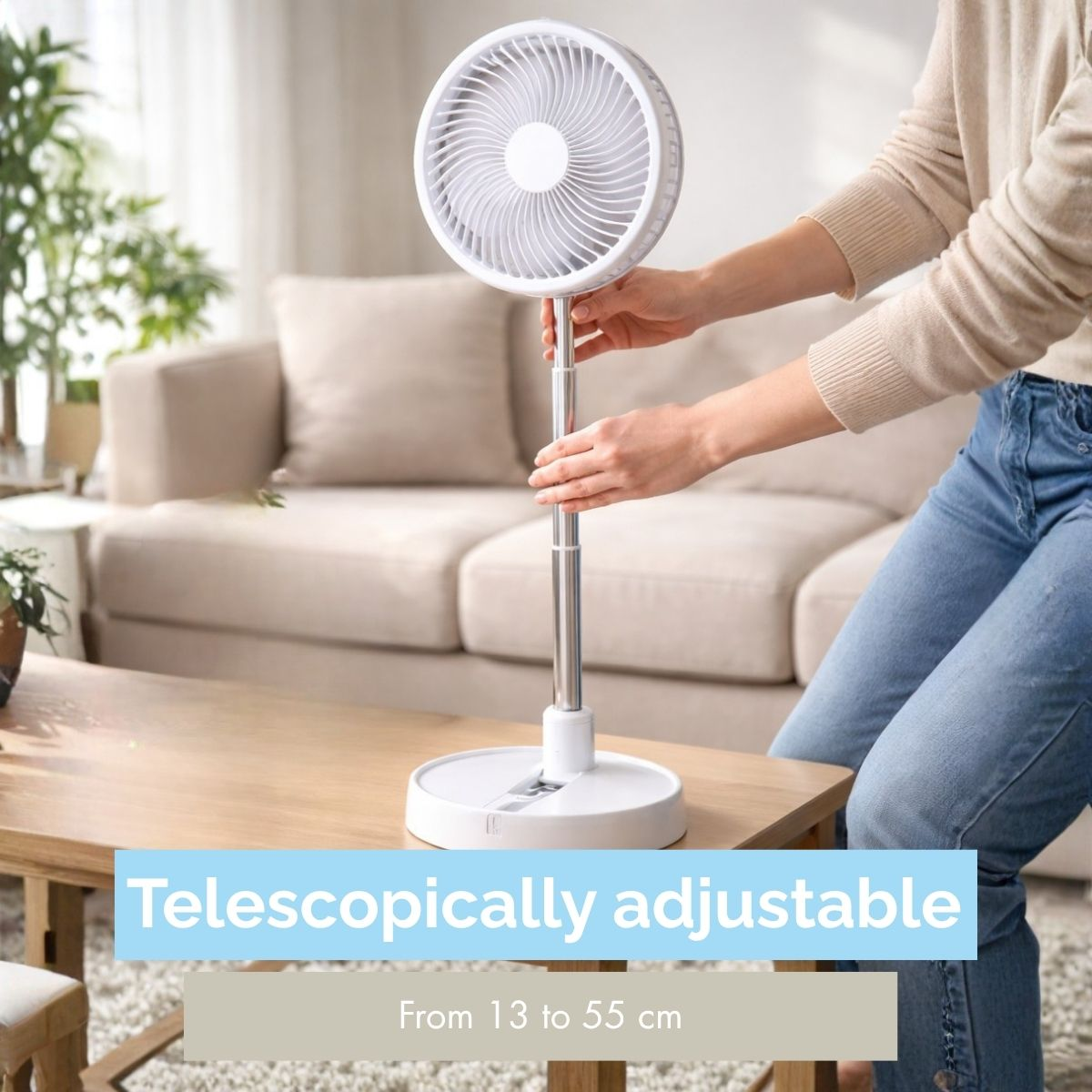 Un ventilateur portable blanc est ajusté par des mains. Texte : Réglable télescopiquement.