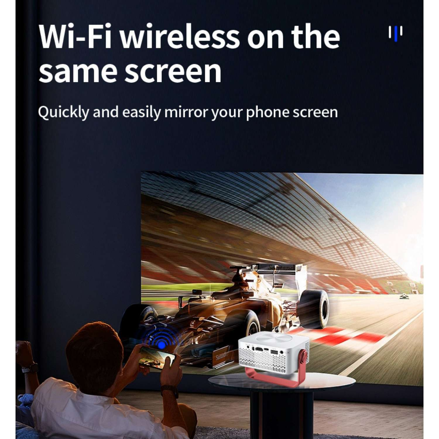 Mann spiegelt Handy auf Projektor, der Rennwagen auf Leinwand zeigt.
