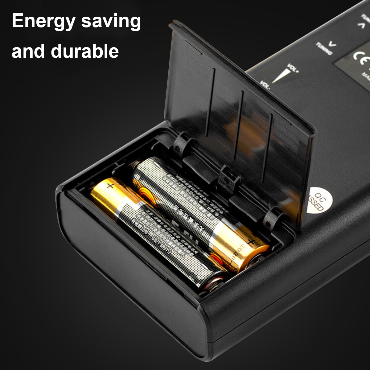 Zwei AA-Batterien in einem schwarzen Batteriefach mit offenem Deckel.