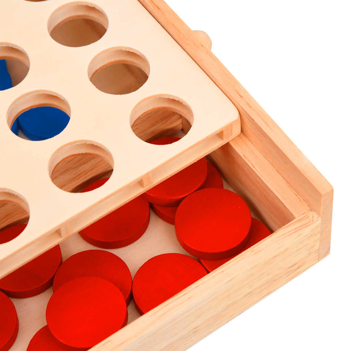 Holzbrettspiel mit roten und blauen Scheiben, Nahaufnahme.