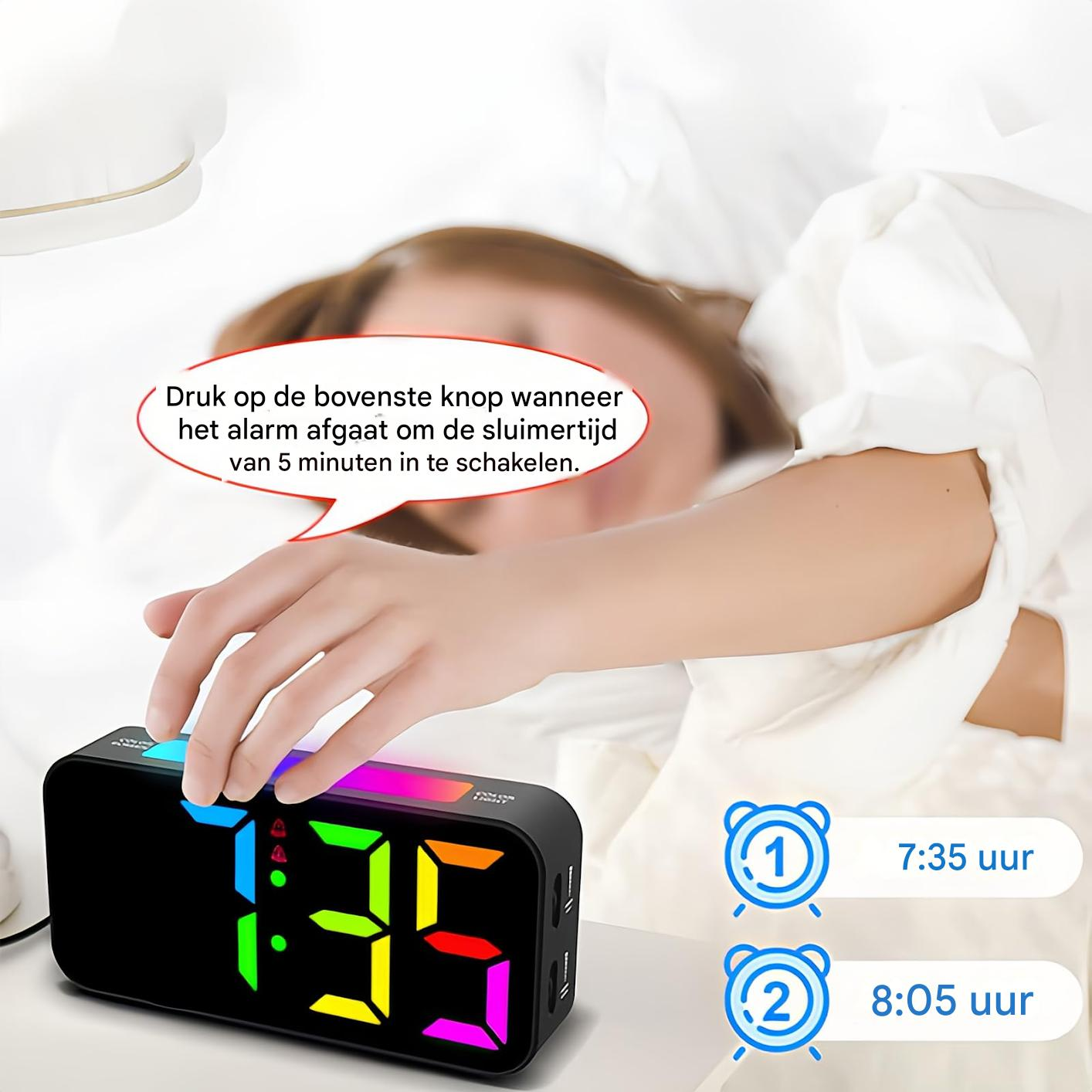 Eine Hand drückt auf einen digitalen Wecker mit bunten Zahlen. Im Hintergrund schläft eine Person.