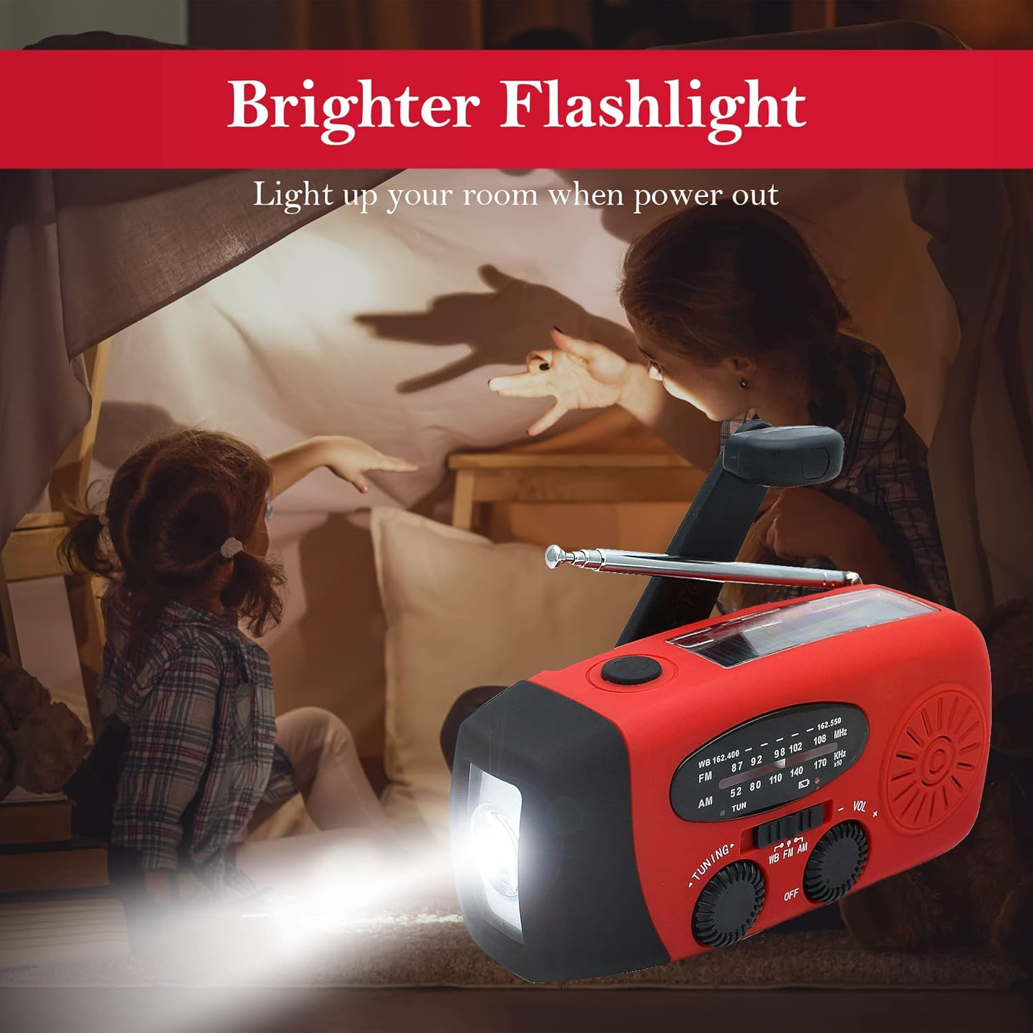Rotes Kurbelradio mit Taschenlampe beleuchtet eine Höhle, die von zwei Kindern mit Schattenfiguren bespielt wird.