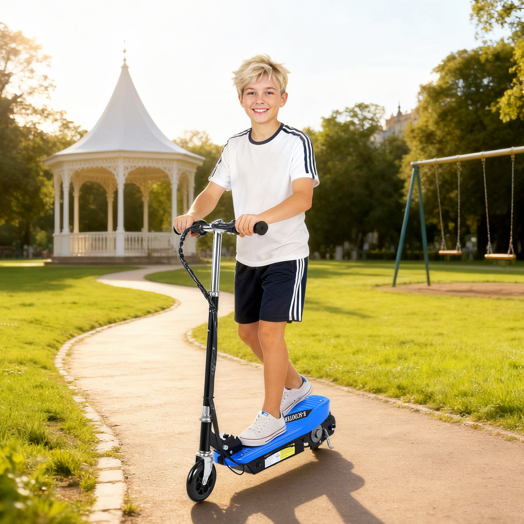 Un niño en un patinete eléctrico azul en un parque con un cenador y columpios.