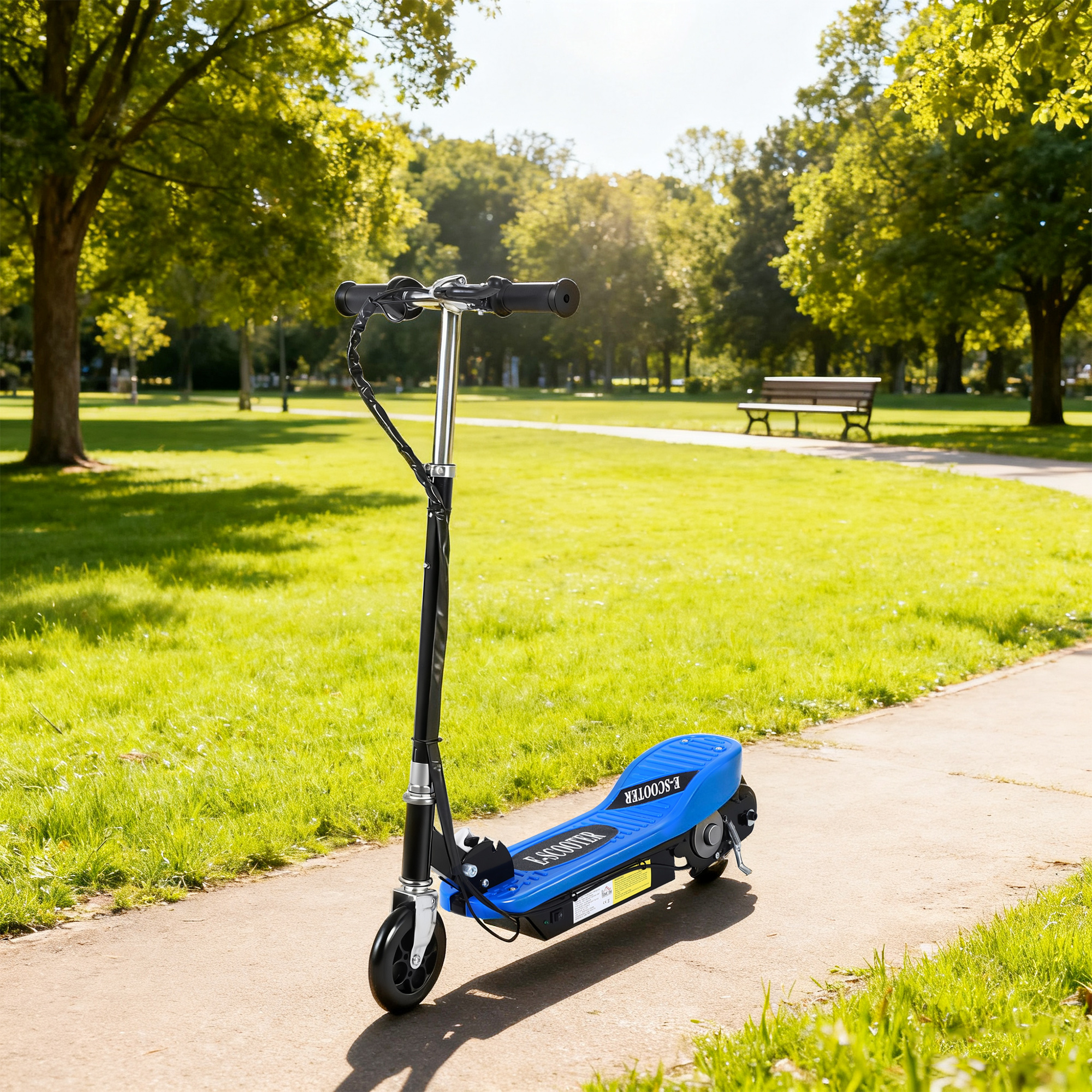 Un patinete eléctrico azul y negro descansa en un camino de un parque soleado con árboles y un banco.