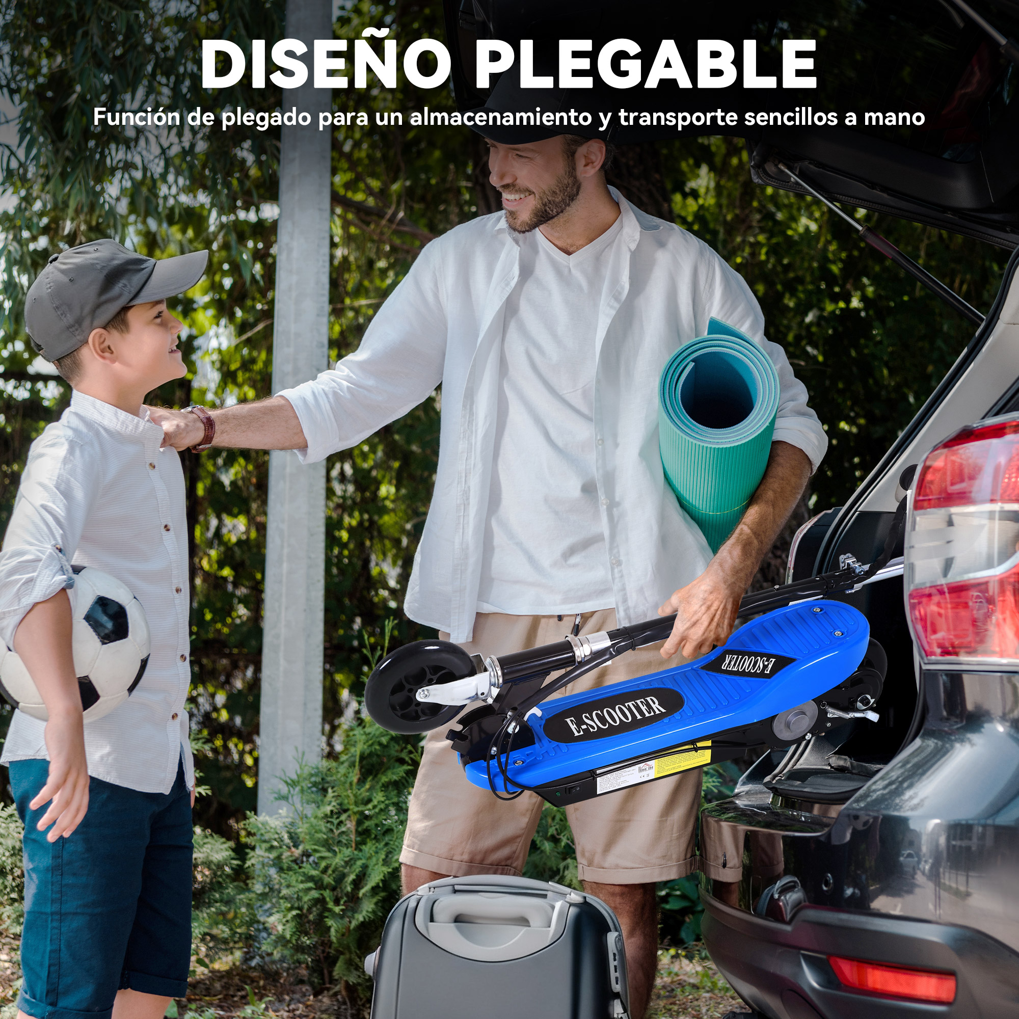 Hombre y niño cargan un e-scooter azul y colchoneta en un coche. Niño con balón de fútbol.