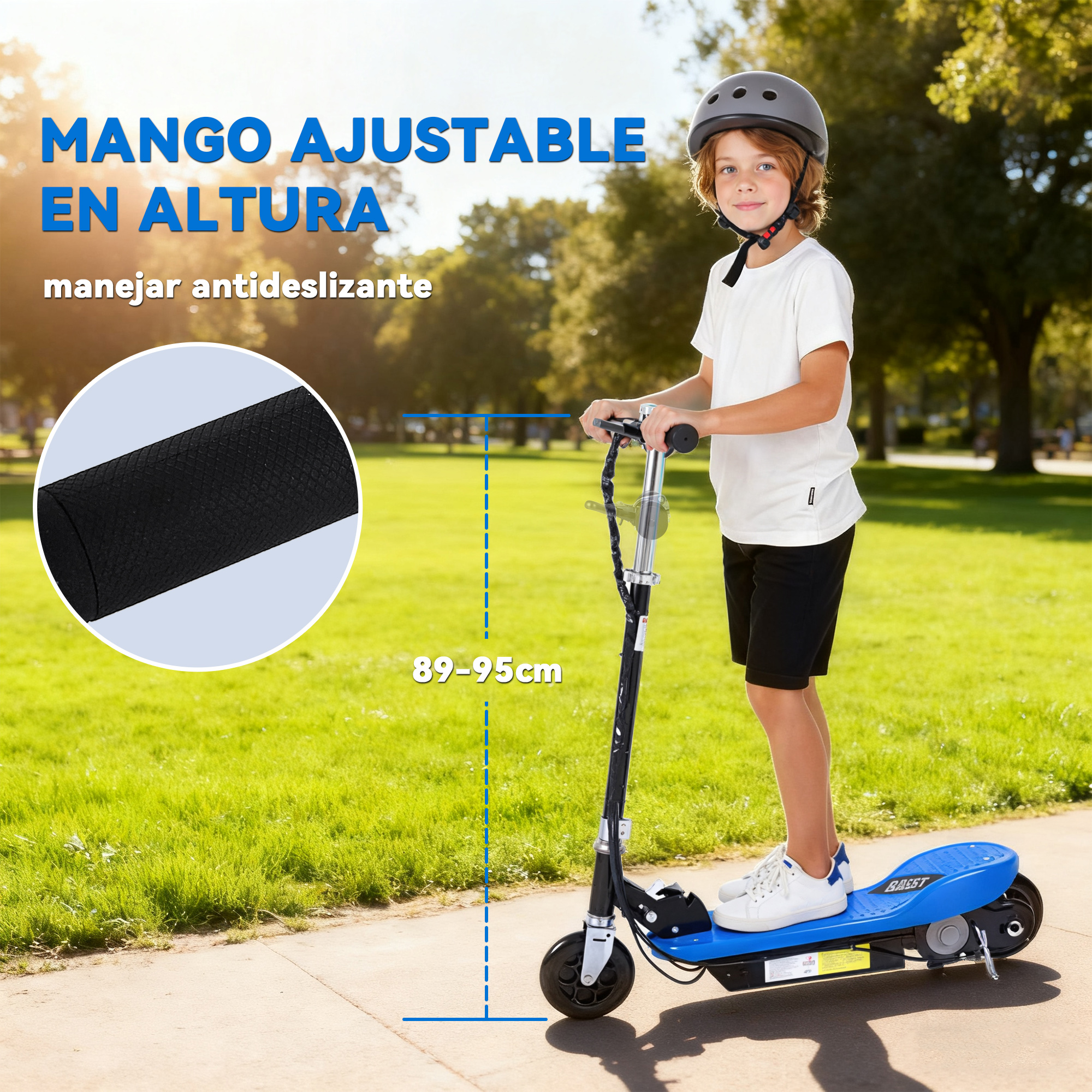 Un niño con casco está de pie en un patinete azul en un parque.