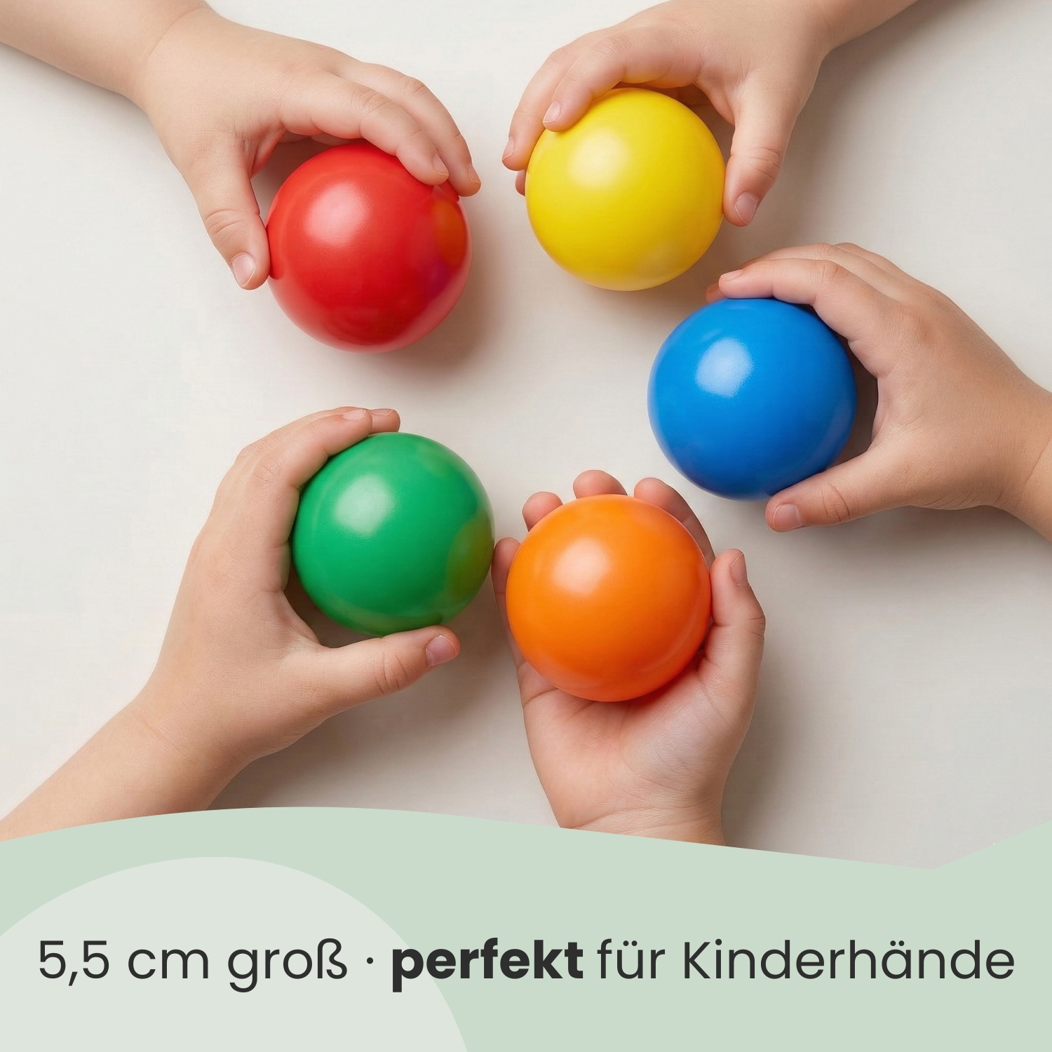 Kinderhände halten bunte Bälle: Rot, Gelb, Blau, Grün und Orange.