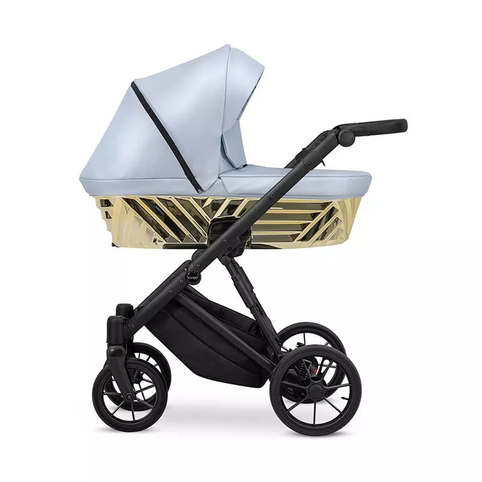 Ein blauer Kinderwagen mit goldenem Korb und schwarzen Rädern auf weißem Hintergrund.