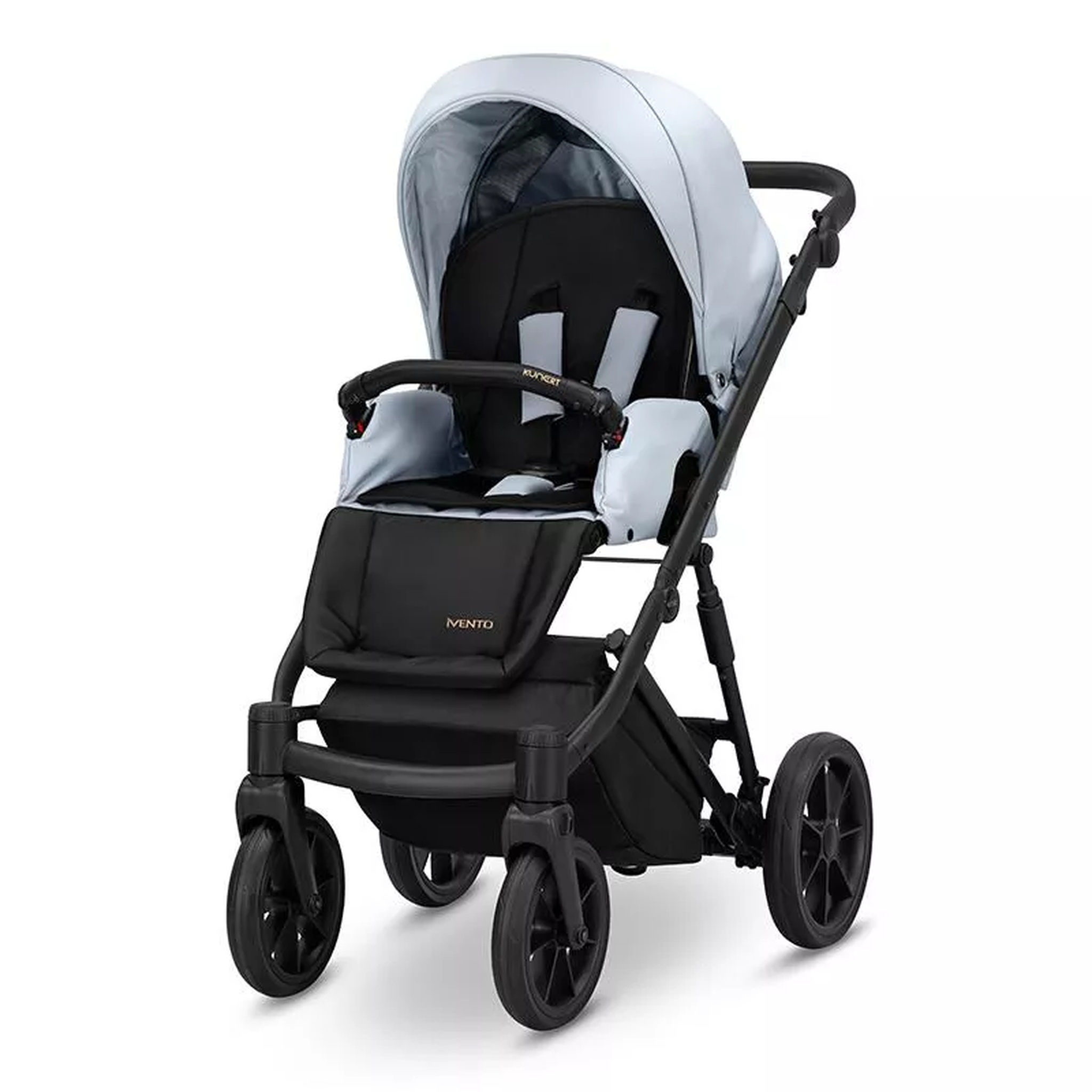 Ein leichter Kinderwagen in Hellblau und Schwarz mit einem Sonnendach und Gurten.