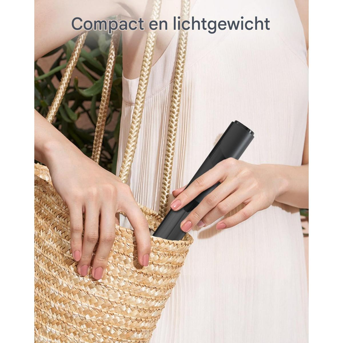 Eine Frau legt einen schwarzen Stab in einen Korbtasche. Der Text lautet 'Kompakt und leicht'.