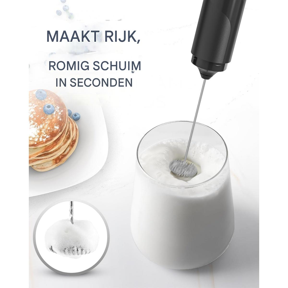 Ein Milchaufschäumer erzeugt Schaum in einem Glas Milch, mit Pfannkuchen und Blaubeeren im Hintergrund.