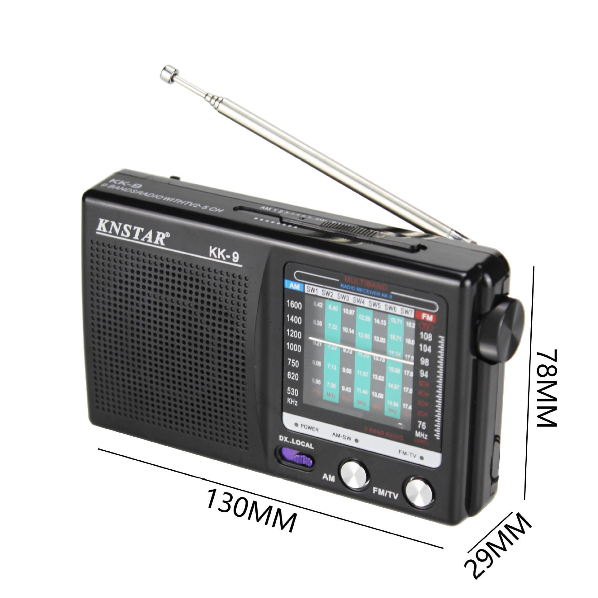 Ein schwarzes Multiband-Radio mit ausgefahrenem Antennenstab und Display.