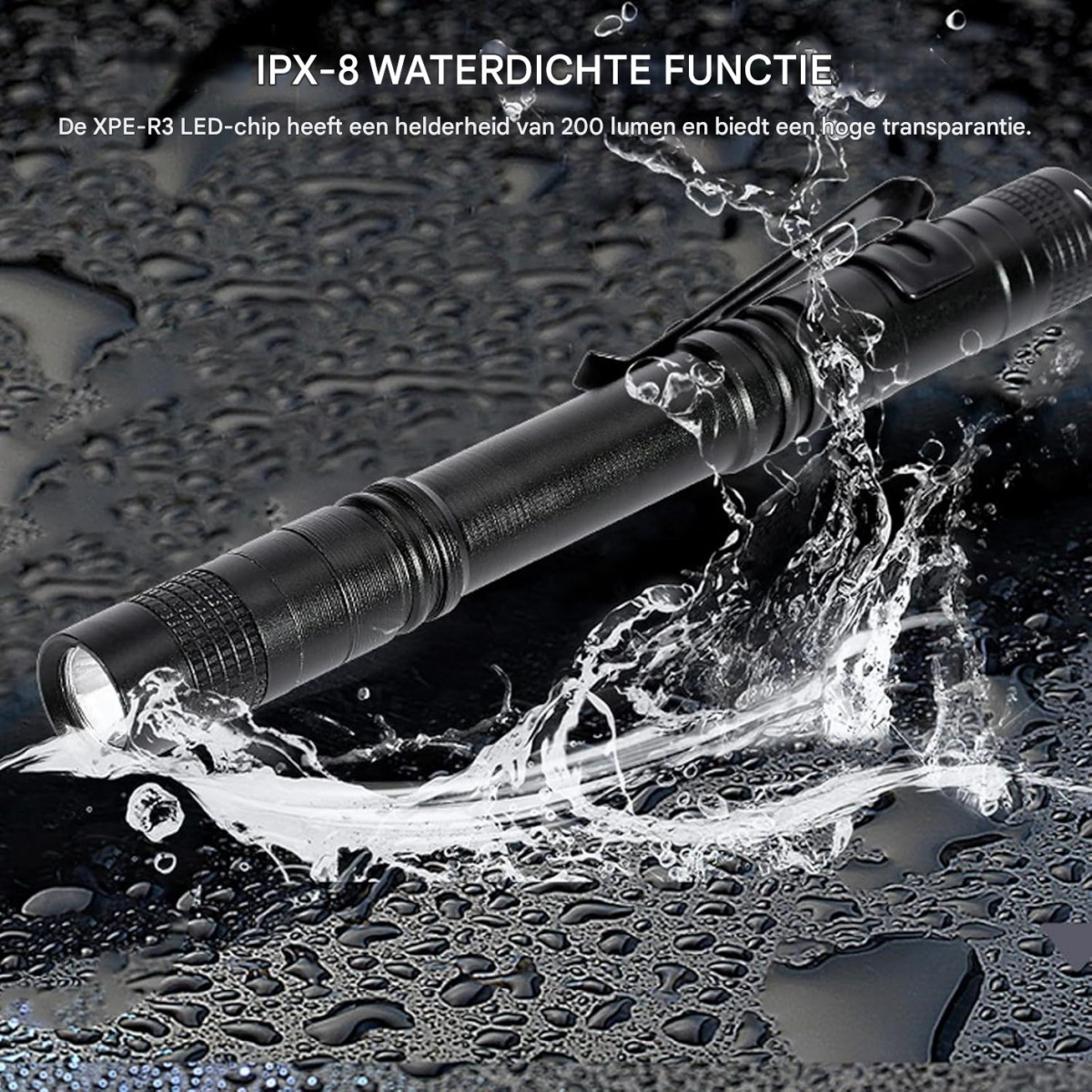 Schwarze wasserdichte Taschenlampe mit LED-Licht, die in Wasser gesprüht wird.