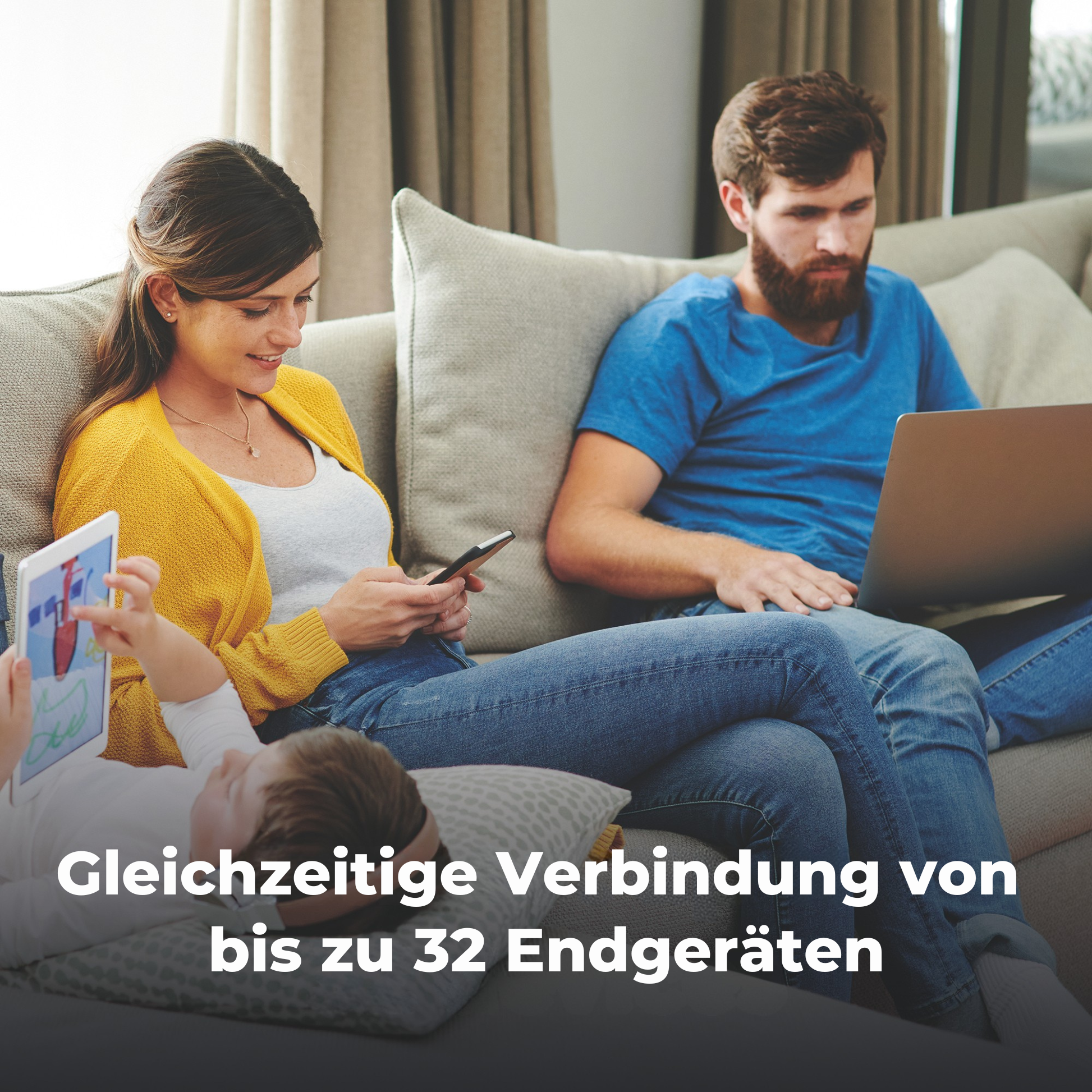 Familie mit drei Personen auf einem Sofa, die verschiedene Geräte benutzen.