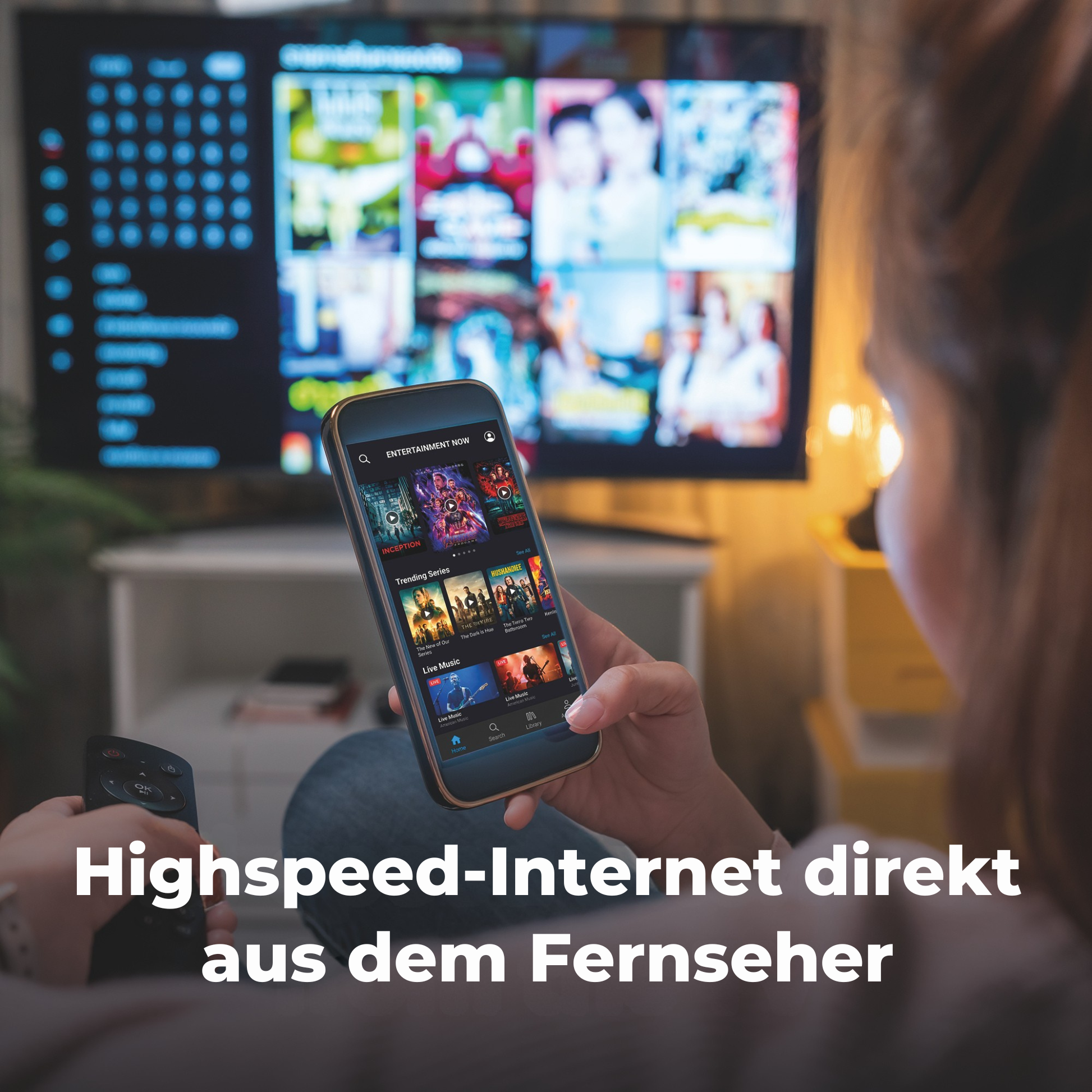 Person hält ein Smartphone mit Streaming-App vor einem Fernseher mit Filmen.