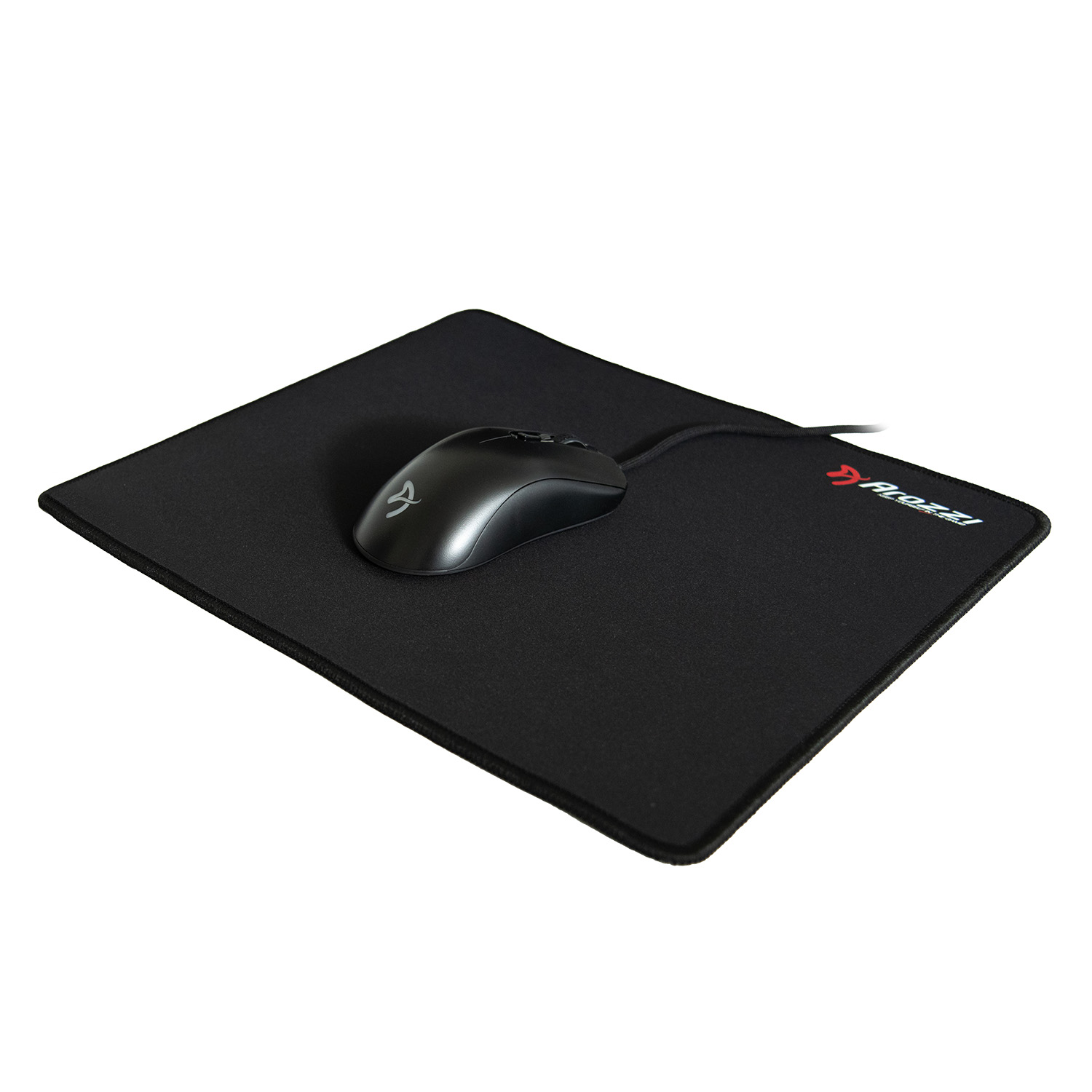 Un mouse nero poggia su un tappetino per mouse nero con logo.
