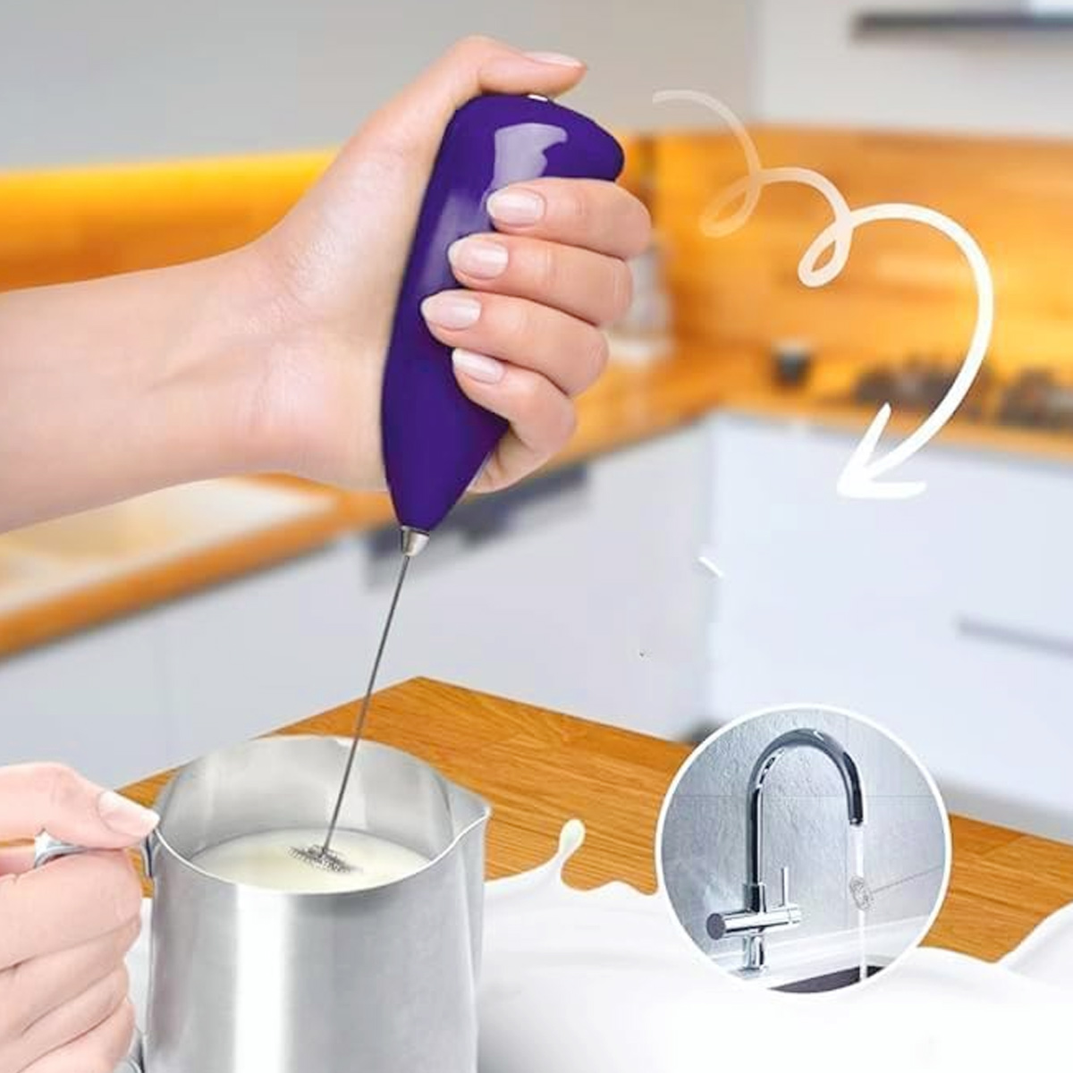 Hand hält einen lila Milchaufschäumer über einem Metallkrug mit Milch.