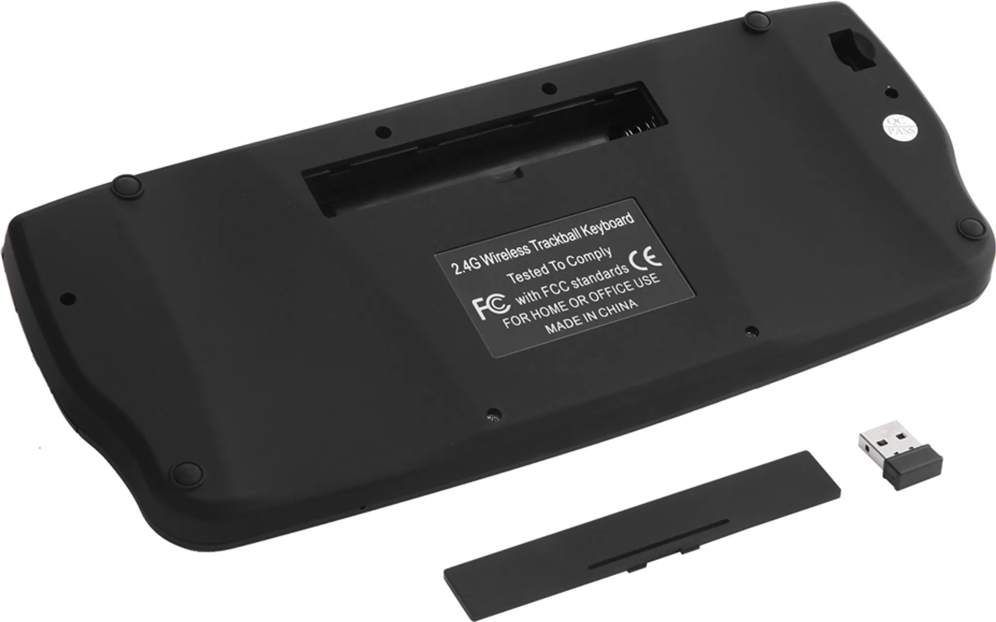 Unterseite einer schwarzen Tastatur mit Trackball, USB-Dongle und Abdeckung.