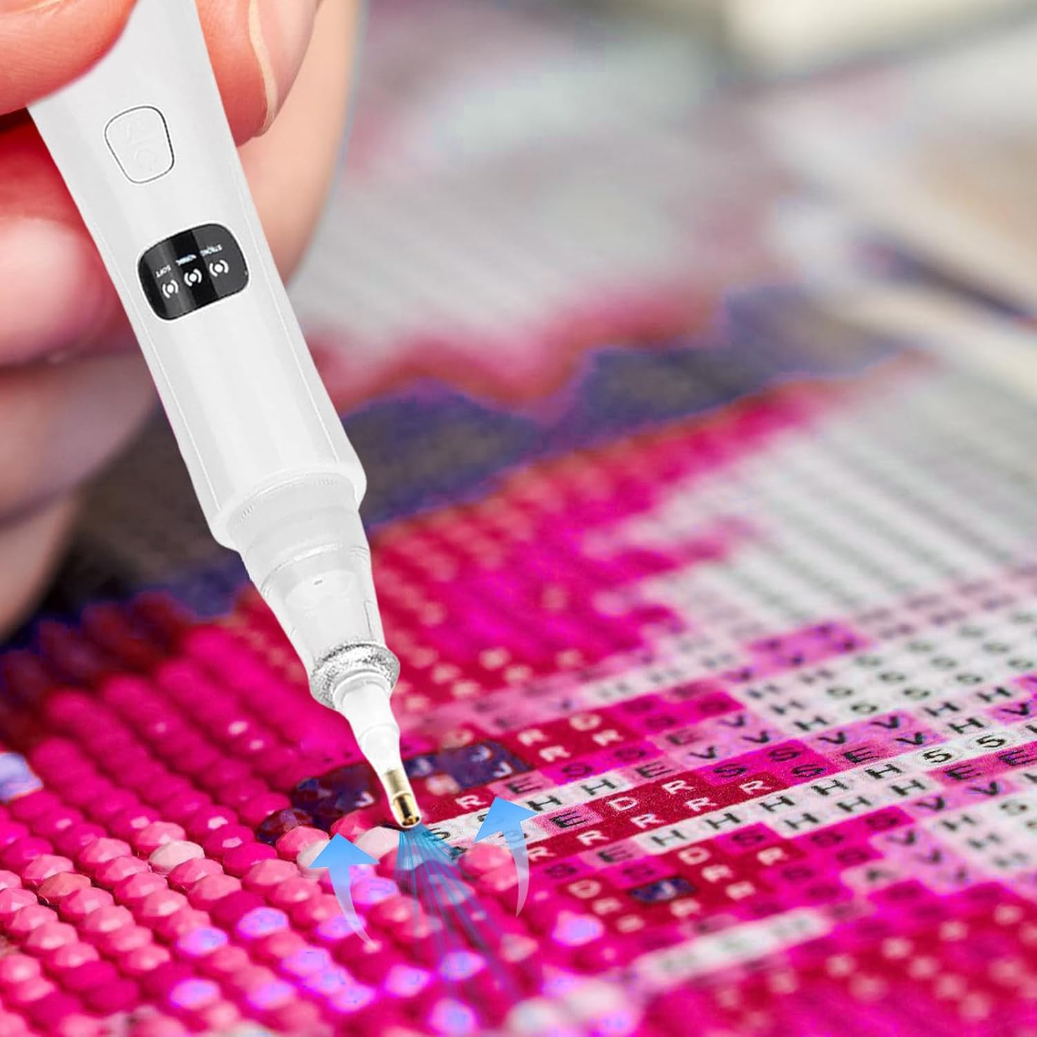 Ein weißer Diamantmalstift wird auf eine pinke und lila Leinwand mit blauen Pfeilen aufgetragen.