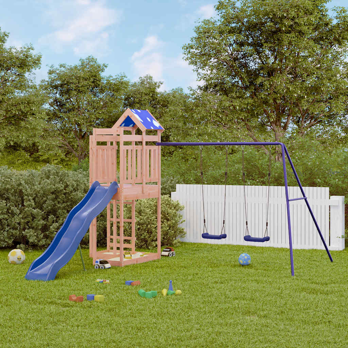 Ein Holzspielturm mit Rutsche und Schaukeln steht auf einem Rasen.