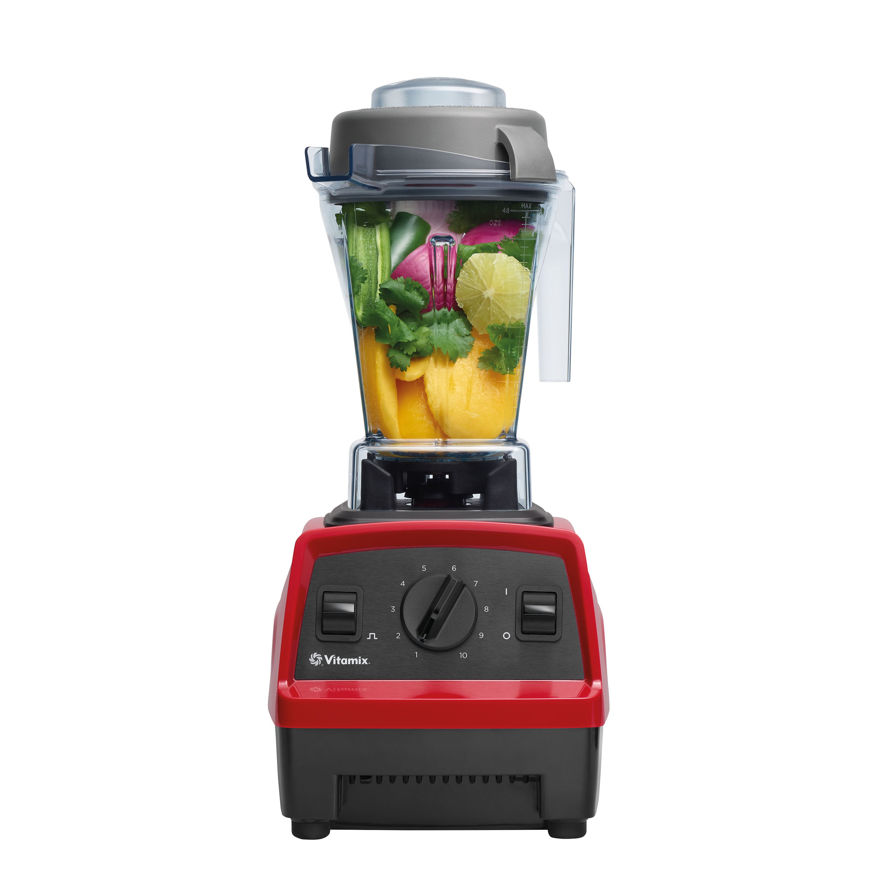 Ein roter Vitamix-Blender mit Obst und Gemüse im Behälter.