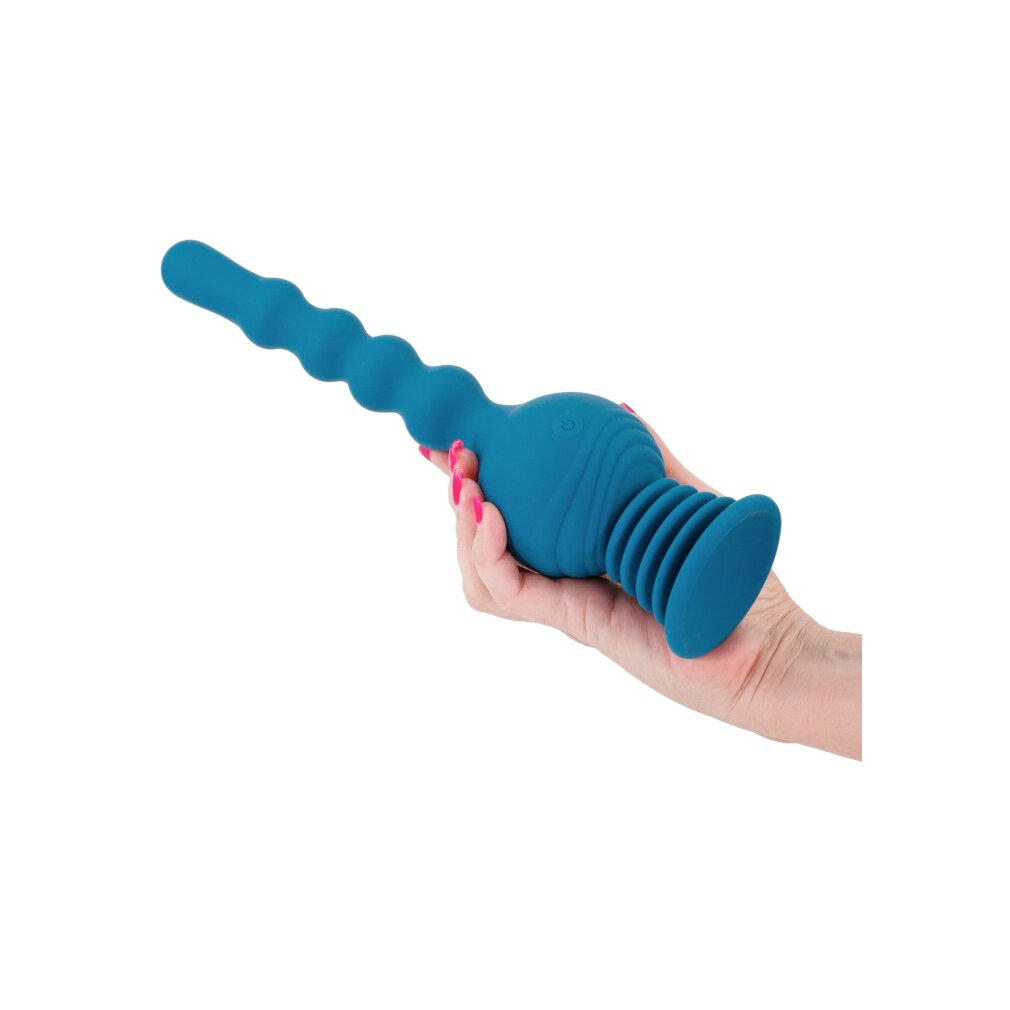 Eine Hand mit blauen Nägeln hält einen blauen, gerippten Gegenstand mit einem breiten Sockel.