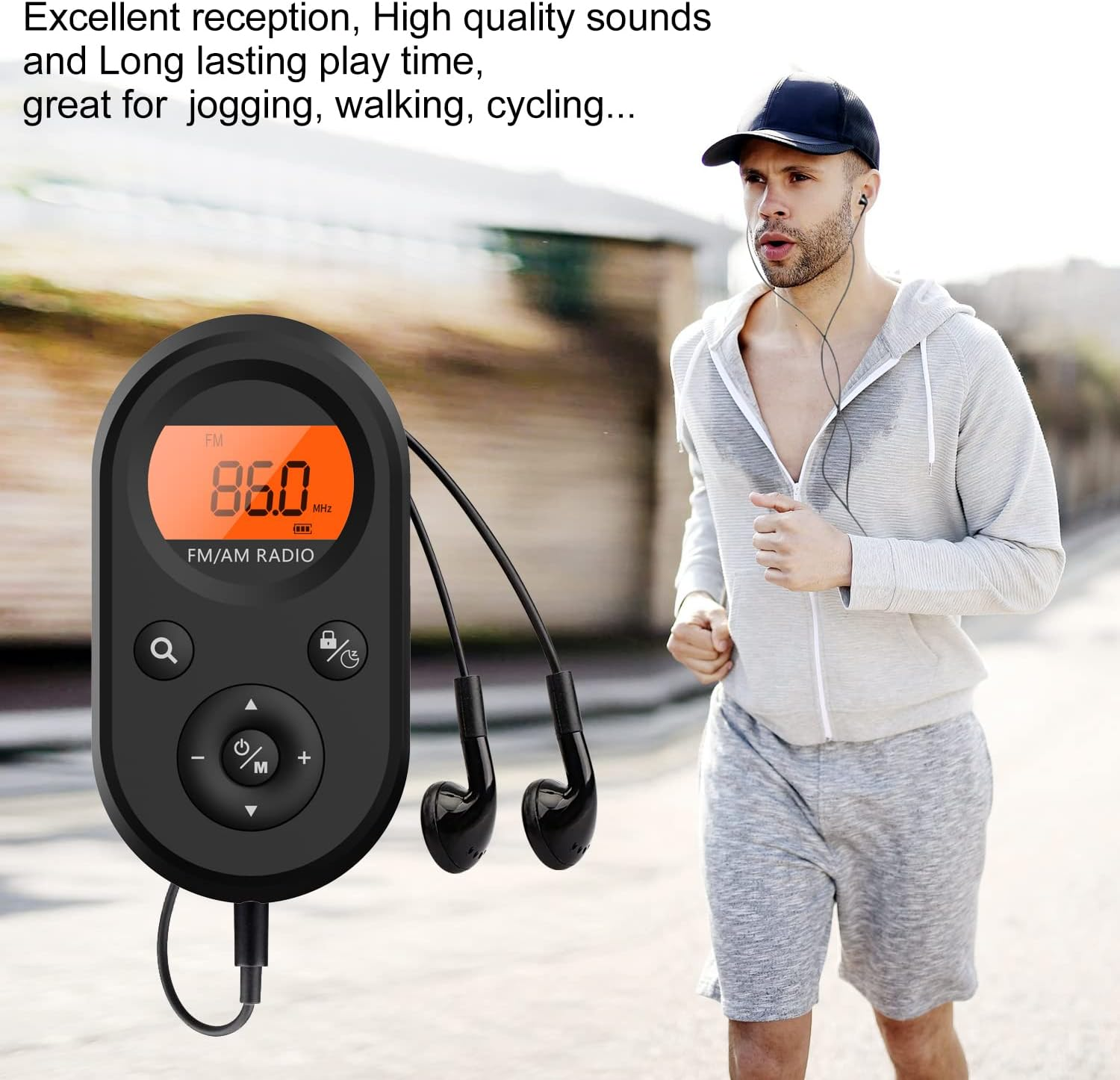Ein Mann joggt mit Kopfhörern und einem schwarzen Radio.