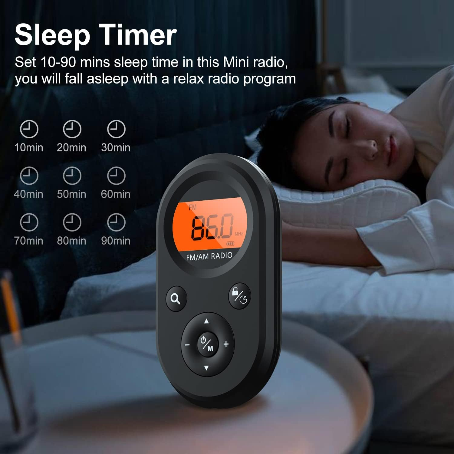 Ein Mini-Radio mit Schlaf-Timer-Funktion liegt neben einer schlafenden Frau.