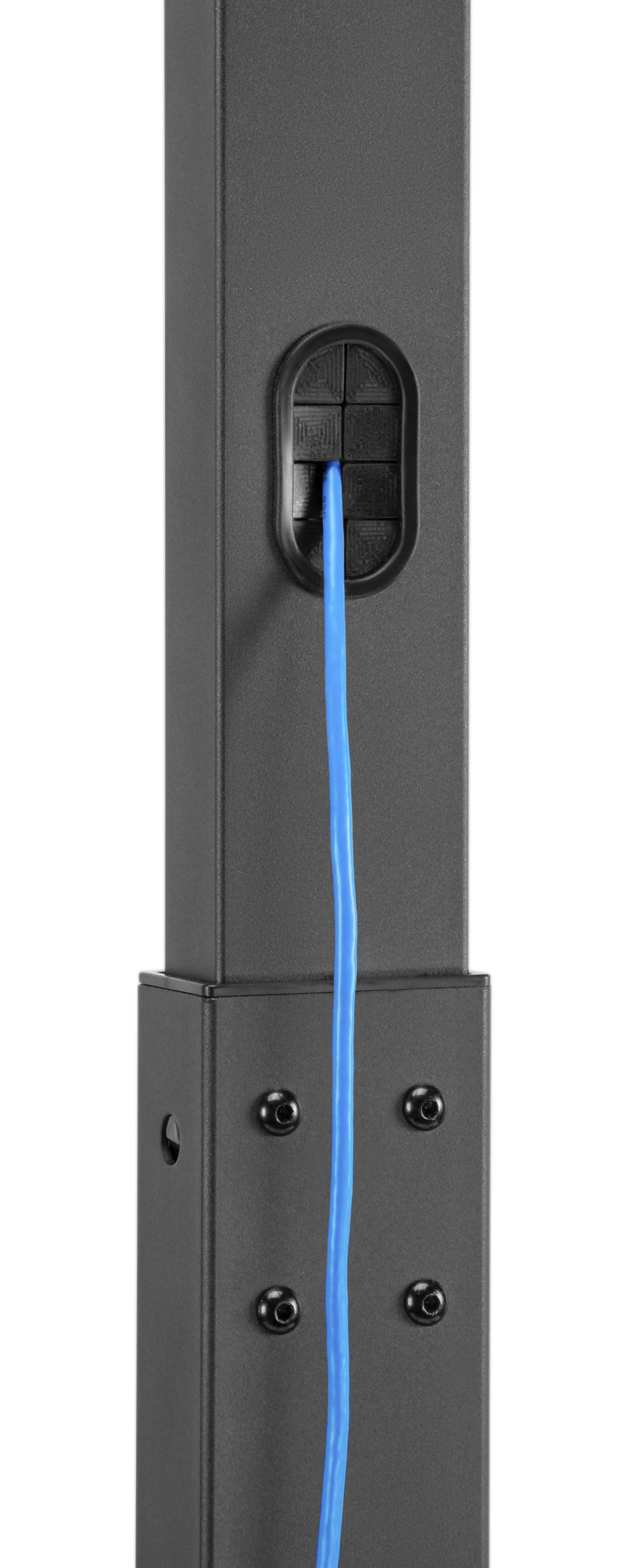 Ein blauer Draht ragt aus einer ovalen Öffnung an einem schwarzen Metallpfosten.