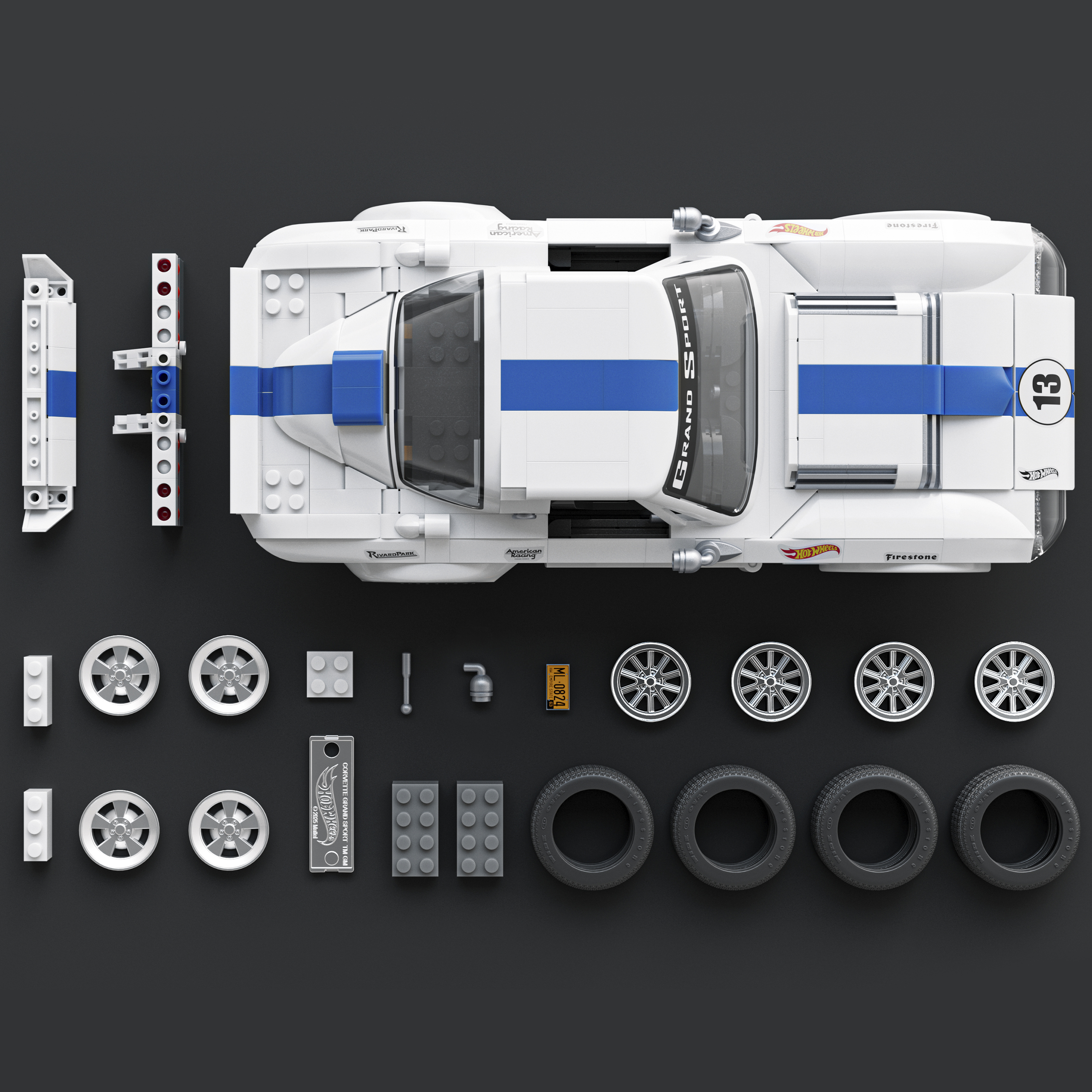 Une voiture de course Lego blanche avec des rayures bleues, roues et pneus.