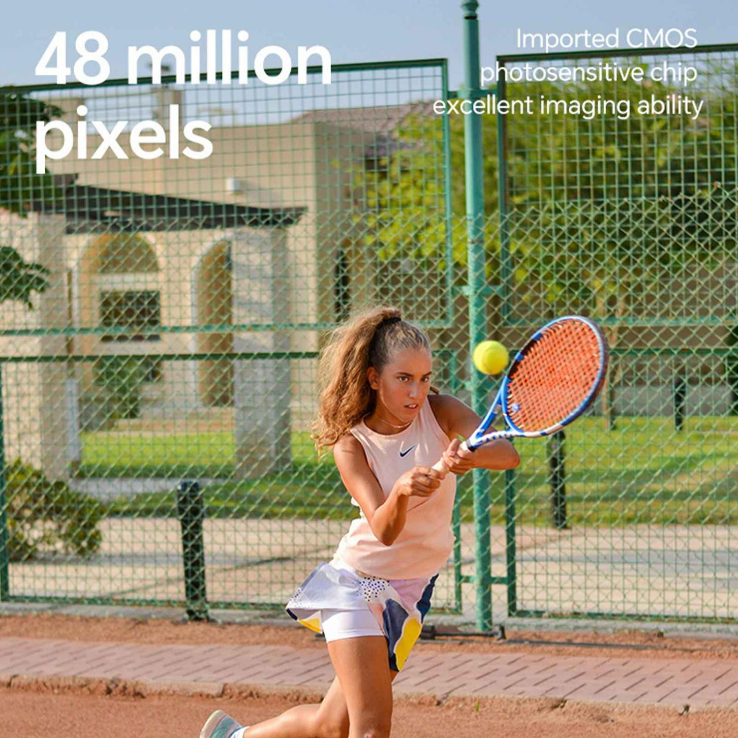 Junge Tennisspielerin schlägt den Ball auf einem Sandplatz. 48 MP.