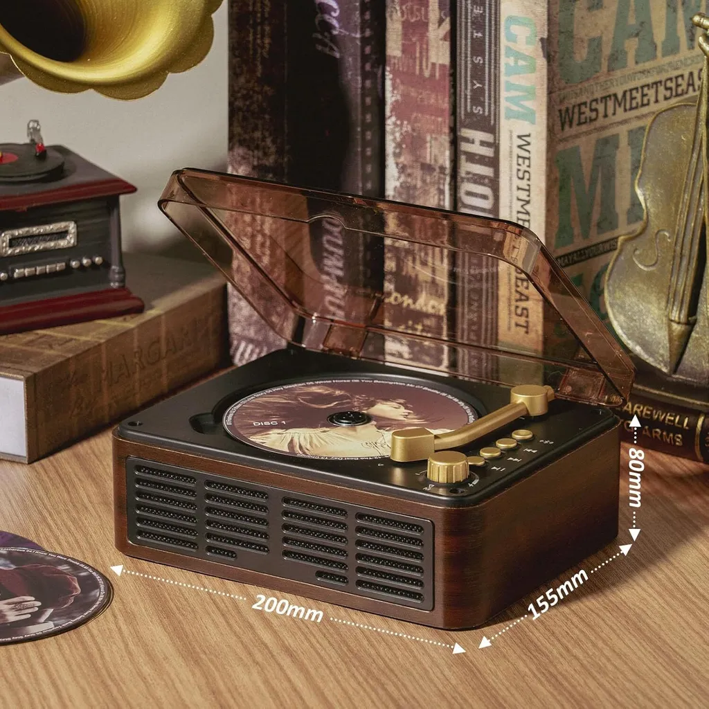Ein Plattenspieler im Vintage-Stil mit einer CD darin, auf einem Holztisch mit Büchern.
