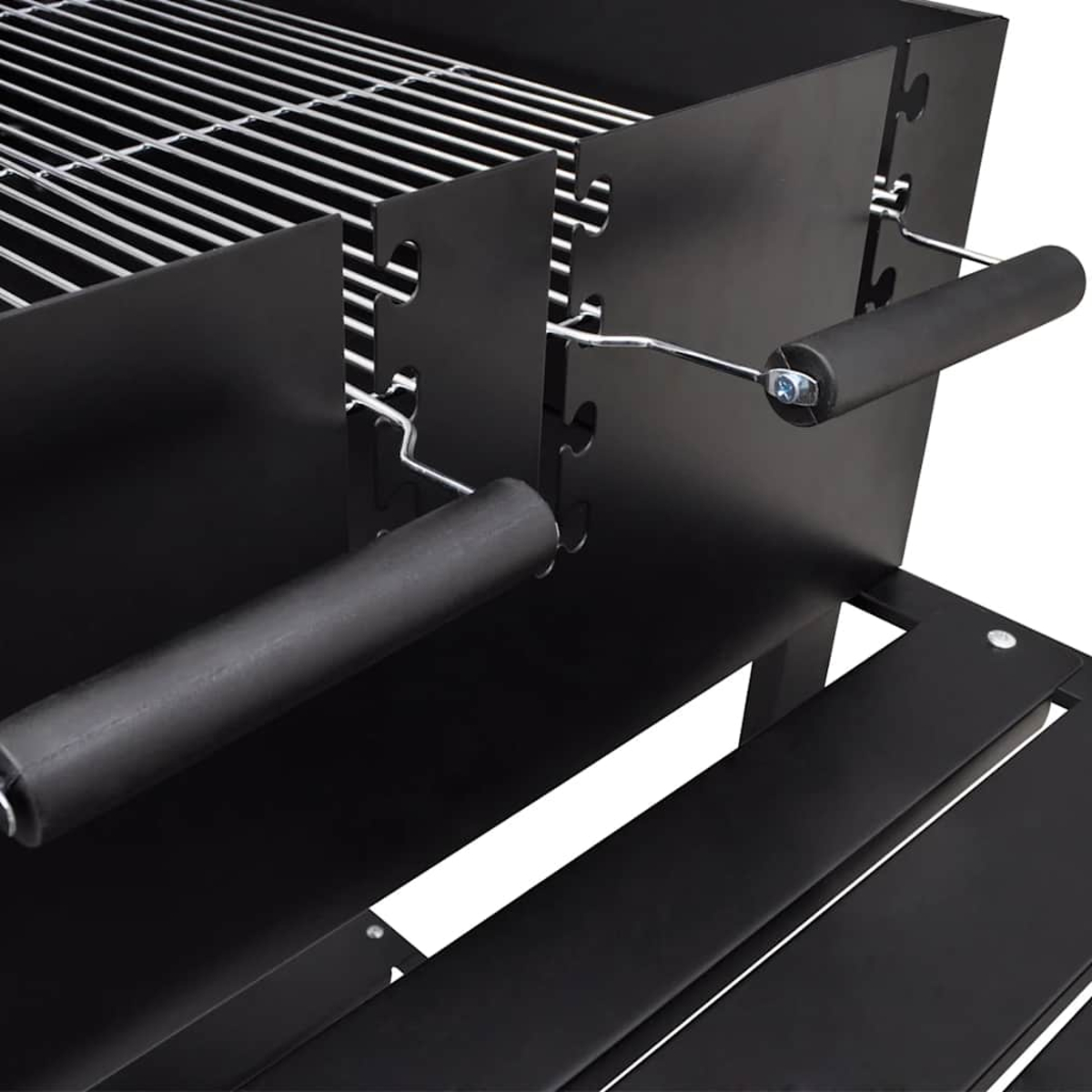 Nahaufnahme eines schwarzen Grillrosts mit Griffen und Metallständern.