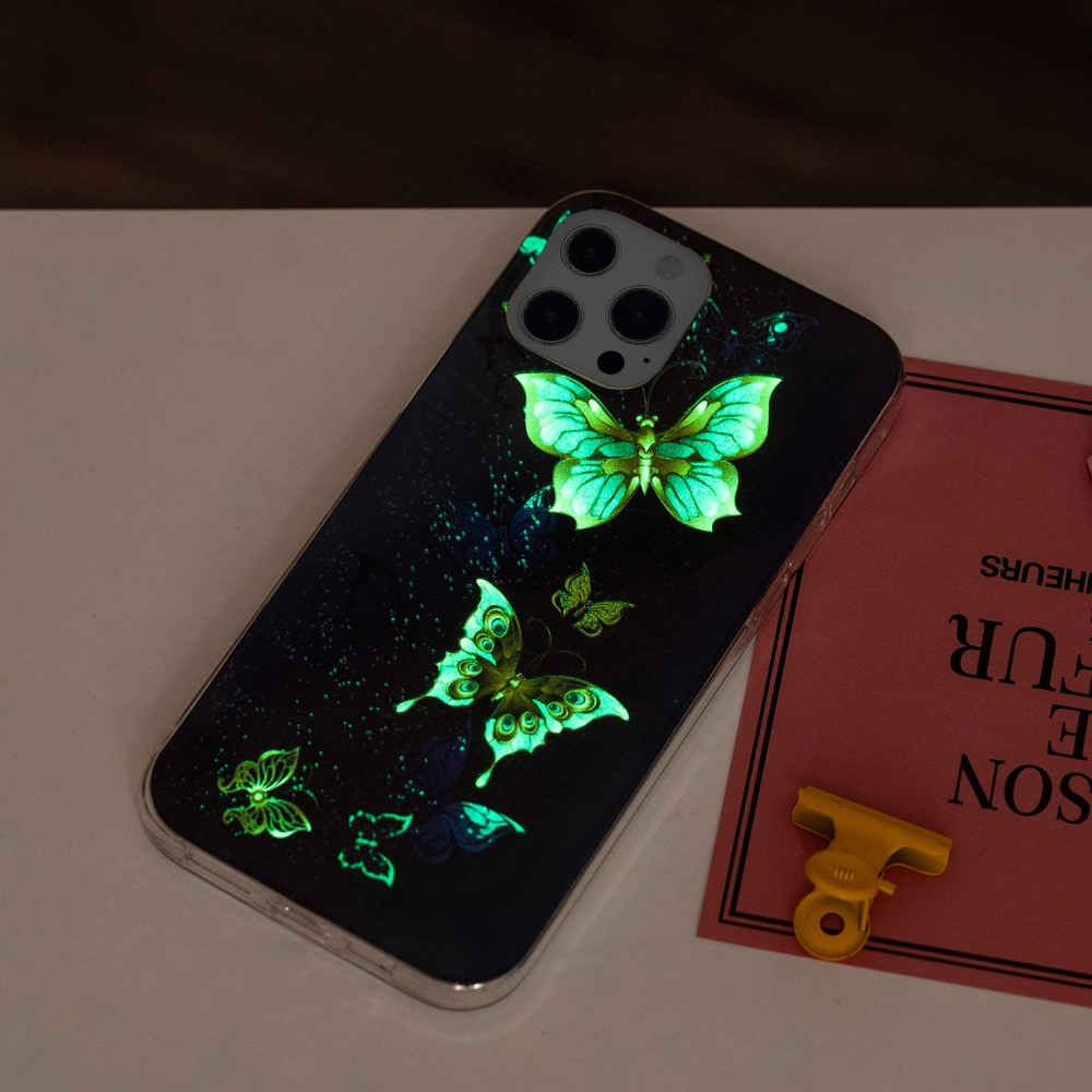Una cover nera per telefono con farfalle verdi luminose e stelle.