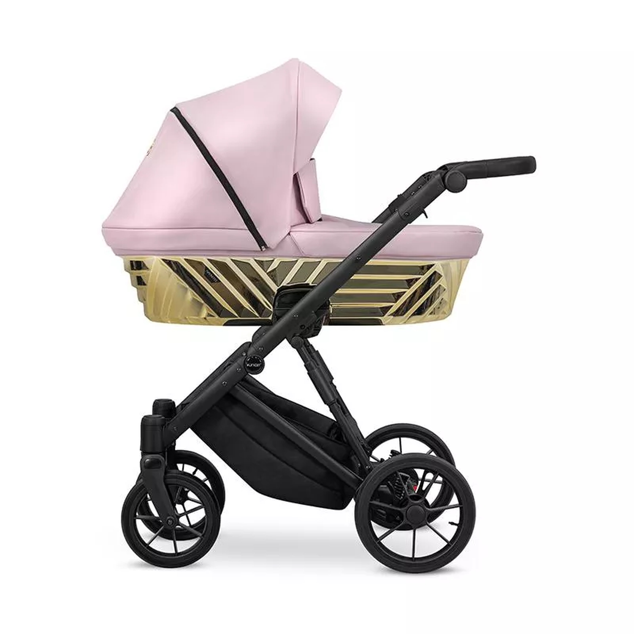 Ein rosafarbener Kinderwagen mit einem goldenen Untergestell und schwarzen Rädern.