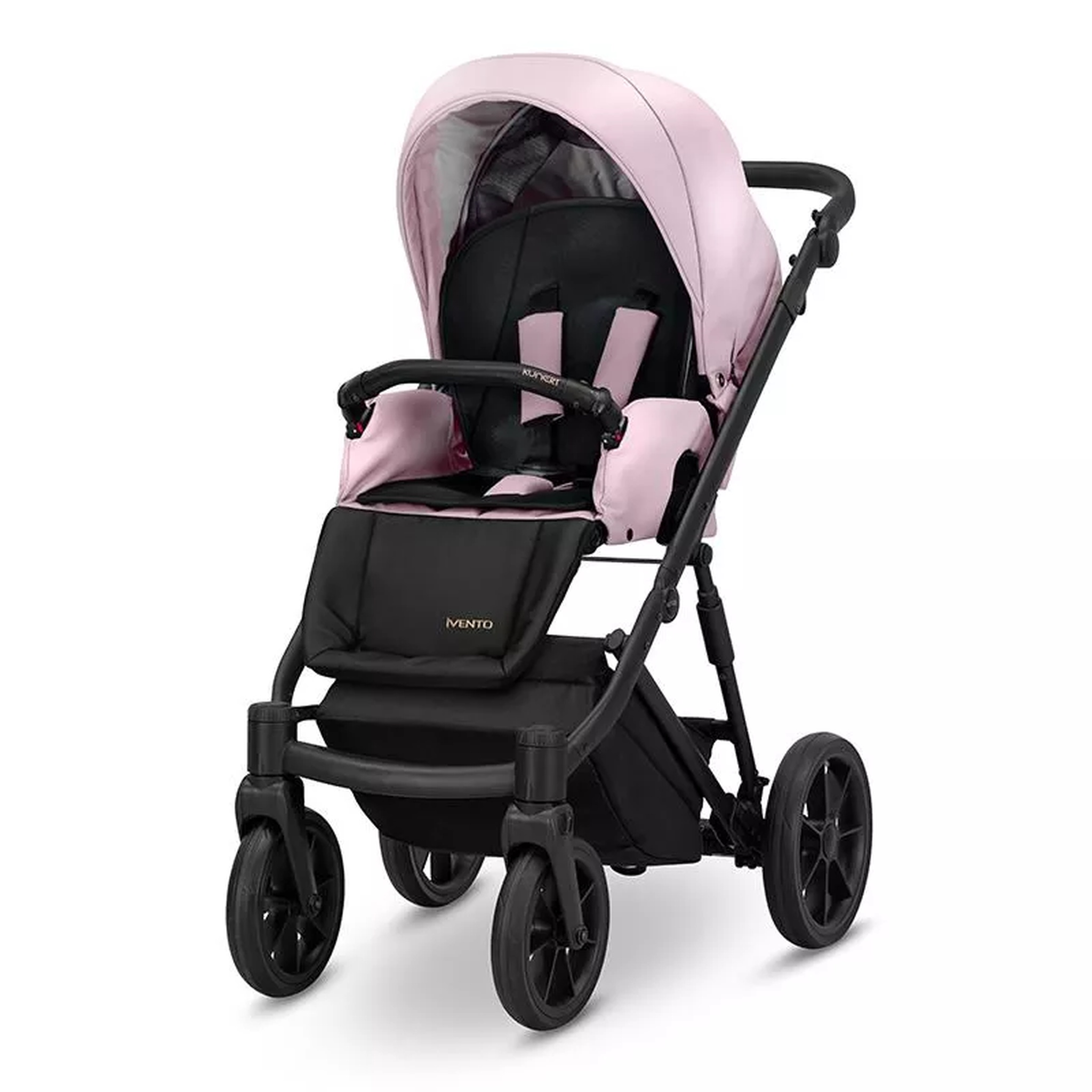 Ein rosa Kinderwagen mit schwarzen Akzenten und Rädern steht vor einem weißen Hintergrund.