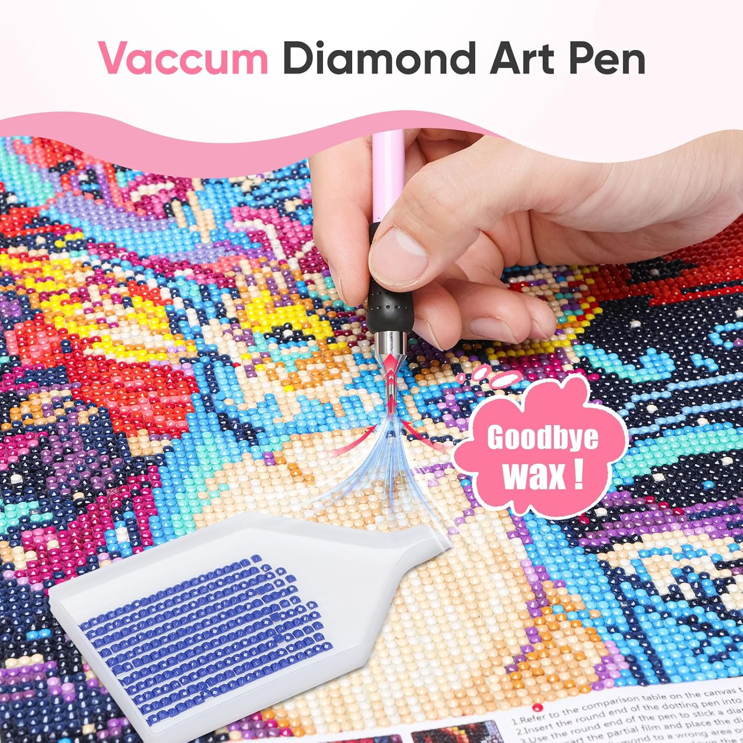 Eine Hand benutzt einen pinken Diamantkunststift, um einen blauen Diamanten auf eine bunte Perlenleinwand zu setzen.