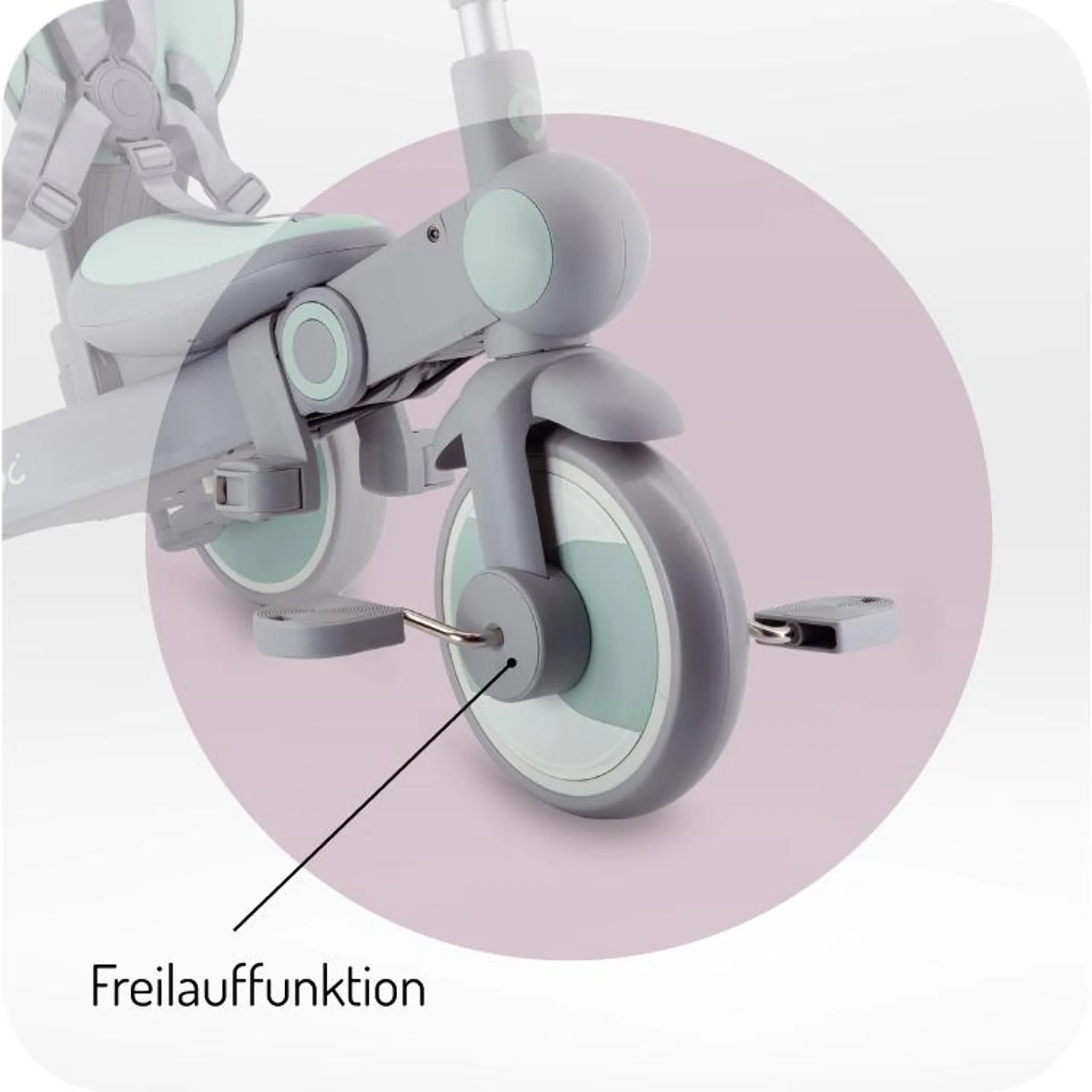 Nahaufnahme des Vorderrads eines Kinderdreirads mit Pedalen und der Aufschrift 'Freilauffunktion'.