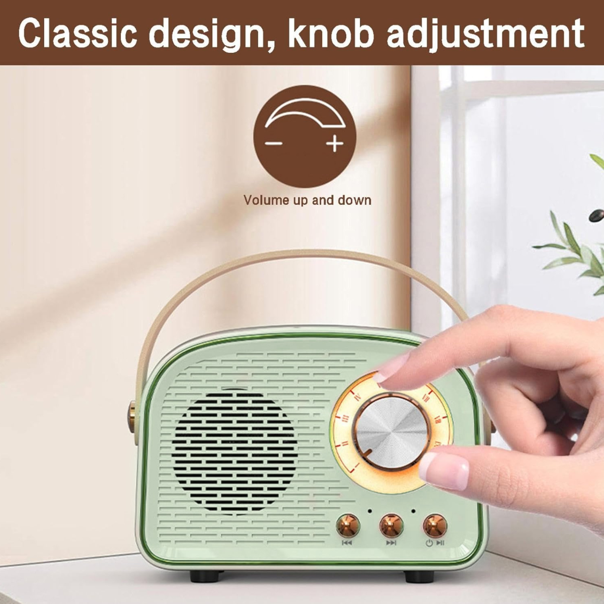 Eine Hand dreht den Lautstärkeregler eines vintage-grünen Radios mit Metallgitter.