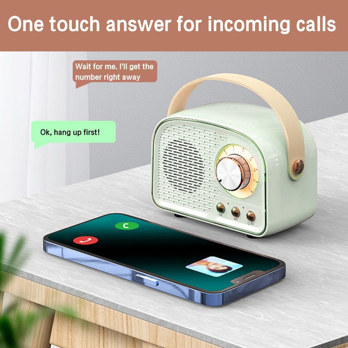 Ein hellgrünes Radio und ein Smartphone mit Anrufbildschirm liegen nebeneinander.