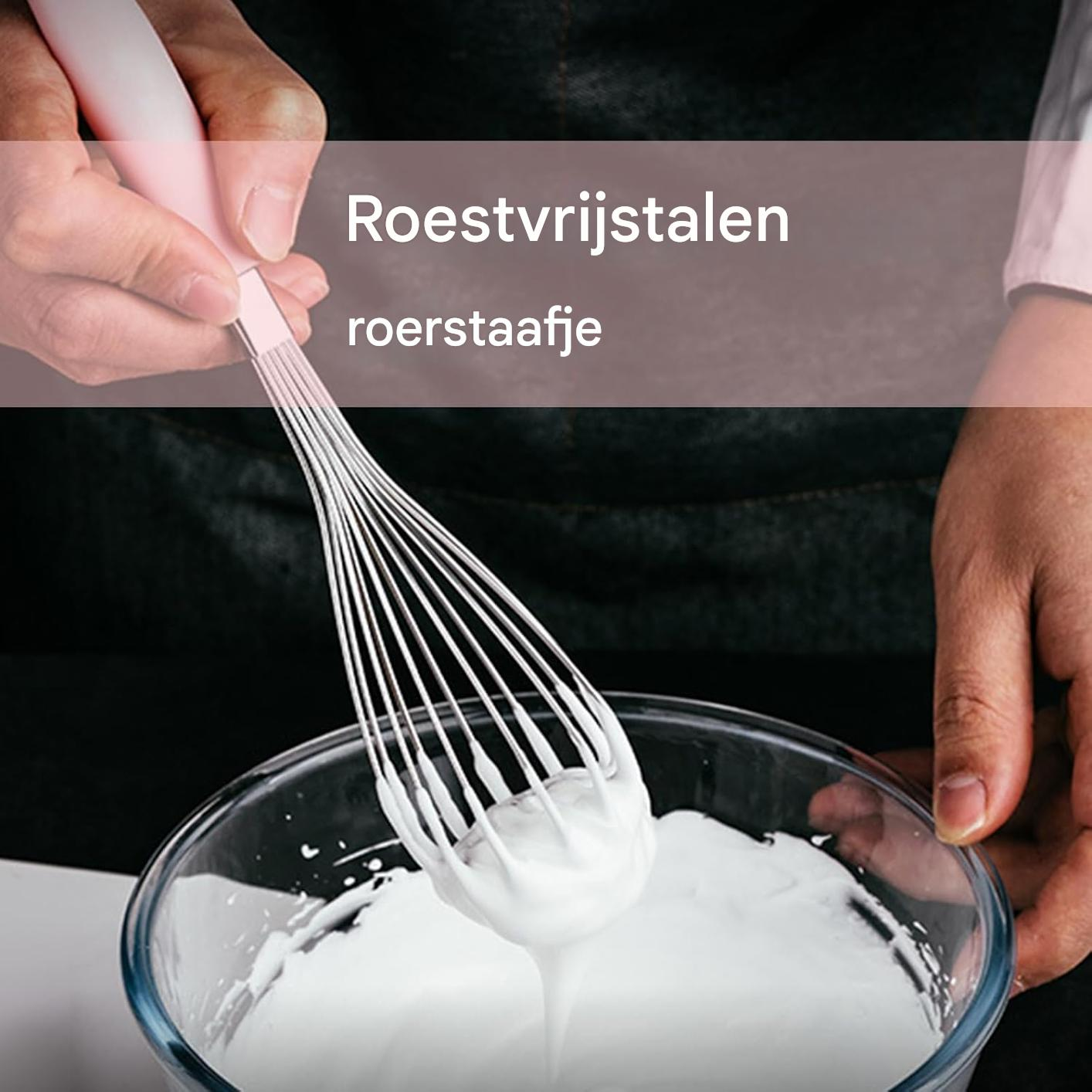 Eine Hand hält einen rosa Griff mit einem Schneebesen, der weiße Creme in einer Glasschüssel schlägt.