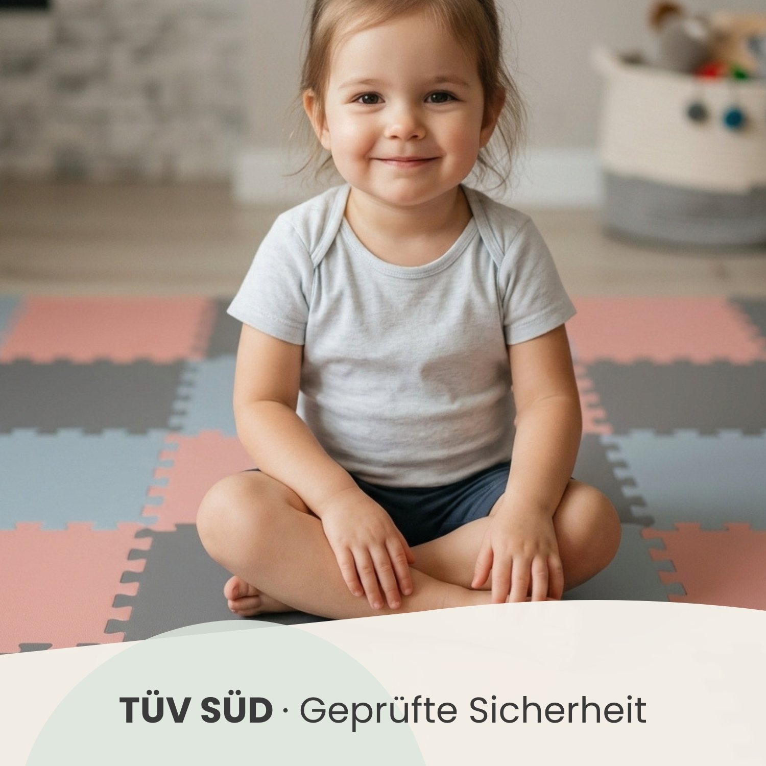 Ein lächelndes Kleinkind sitzt auf einer bunten Bodenmatte.