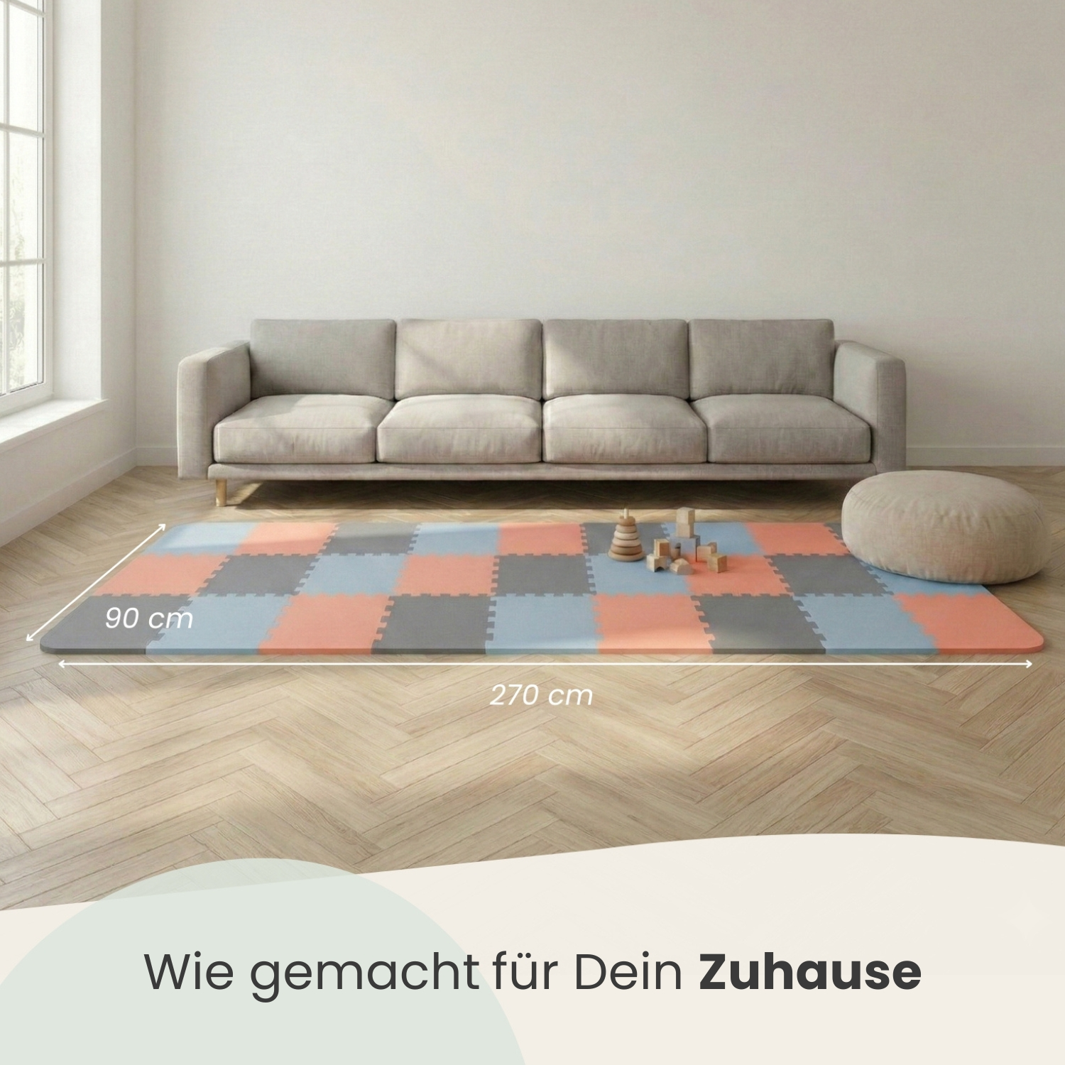 Ein Wohnzimmer mit Sofa, Fenster, Teppich und Spielzeug. Maße: 270x90 cm.