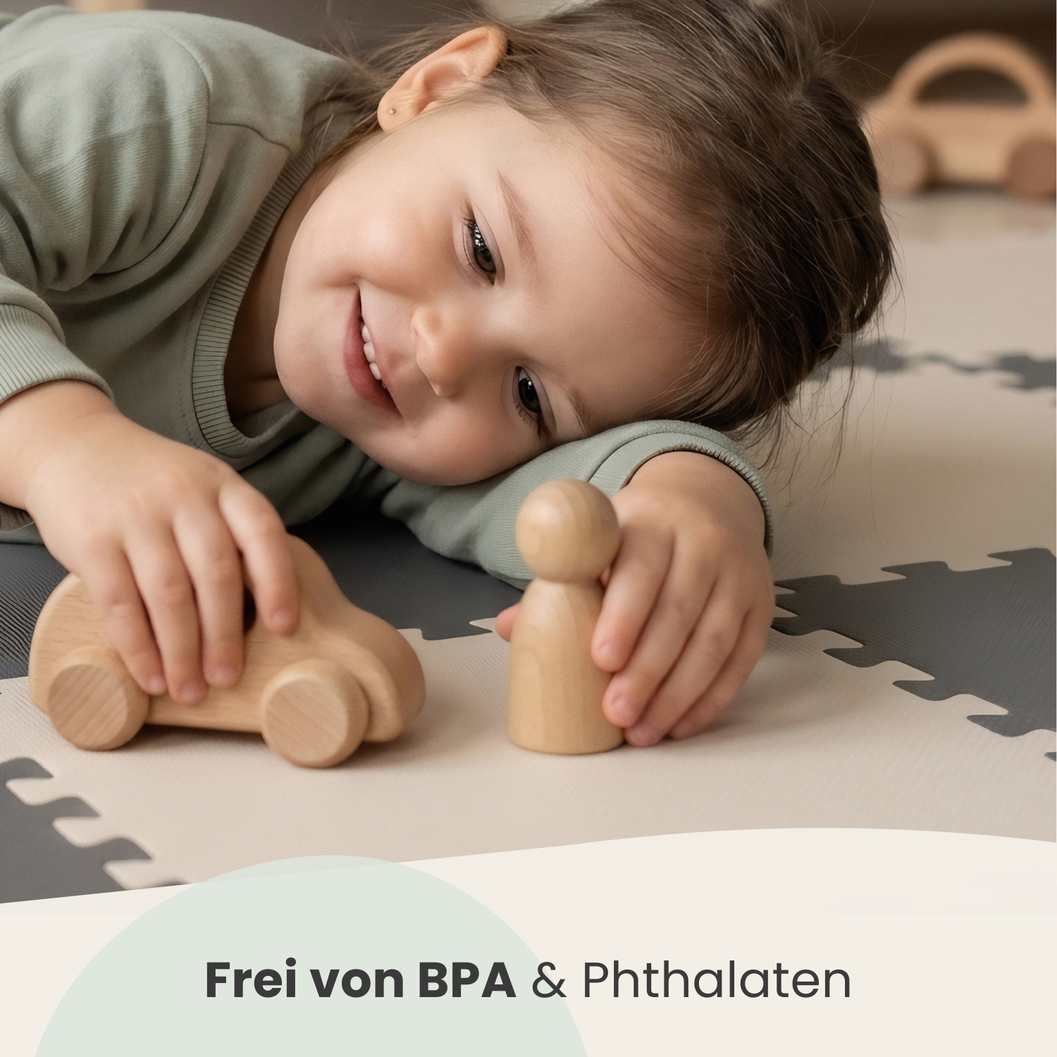 Ein lächelndes Mädchen mit Holzspielzeug auf einer weichen Matte.